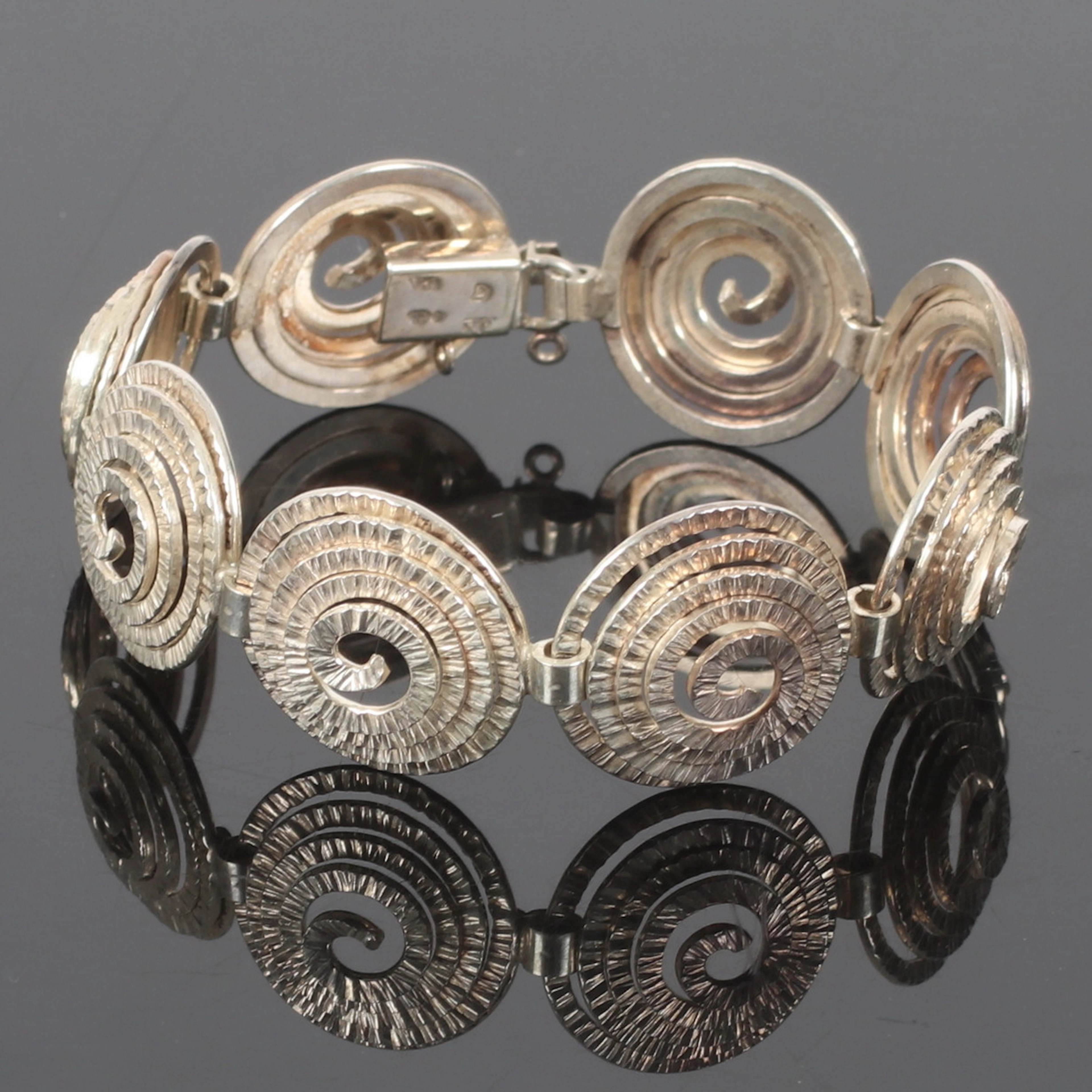 (2510-232) ARMBAND, silver, Victor Janson Guldvaru Ab, Lindesberg. 1972.