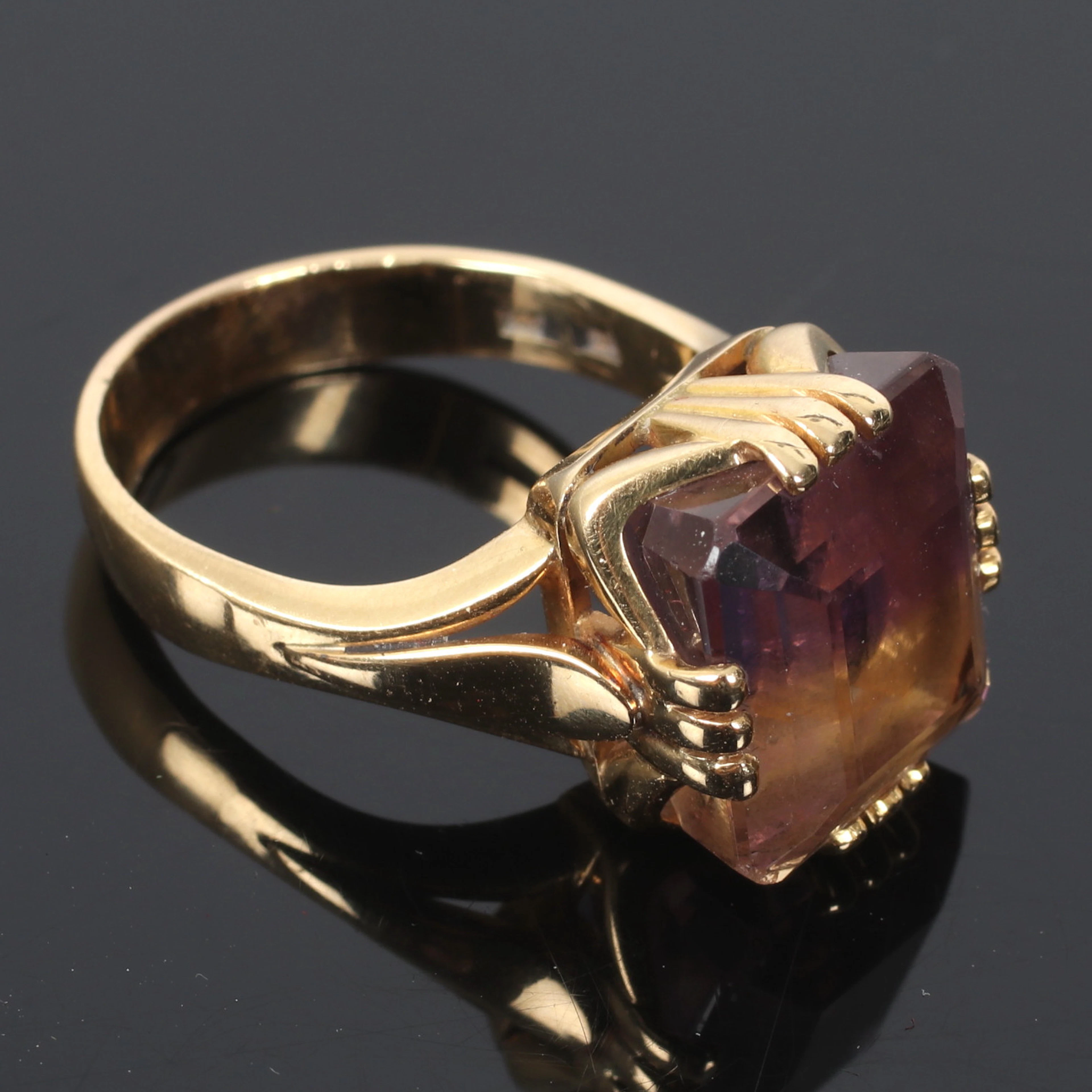 RING, 18k guld, med lila ametist, Rune Thorell Guldsmed, Stockholm. 1981.