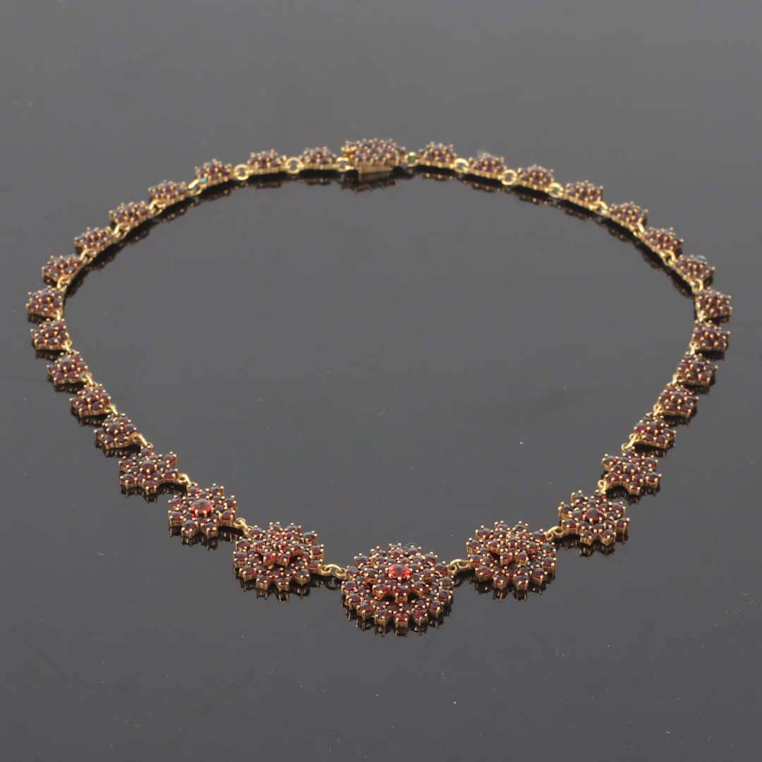 COLLIER, granater och förgylld metall, 18/1900-tal.