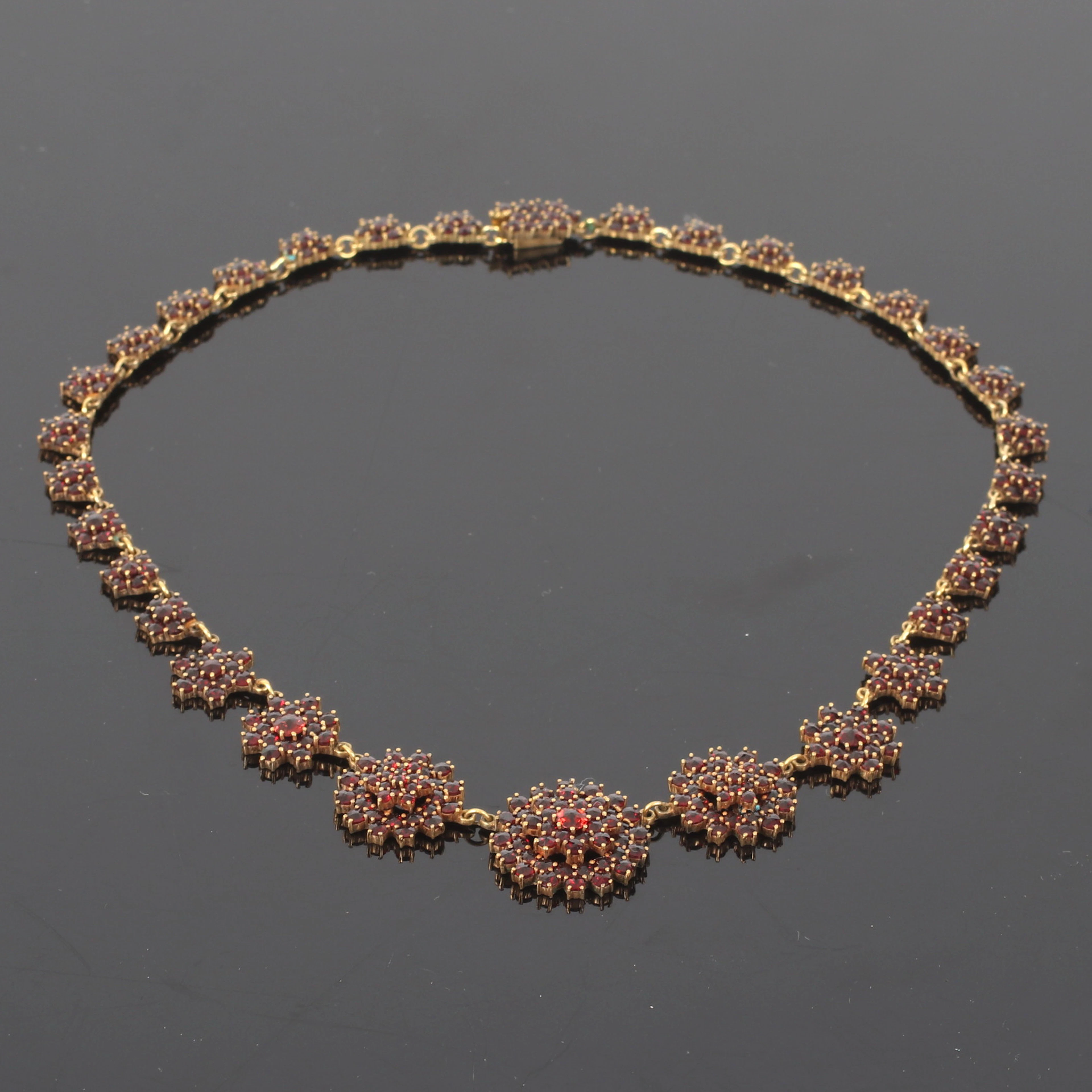 COLLIER, granater och förgylld metall, 18/1900-tal.