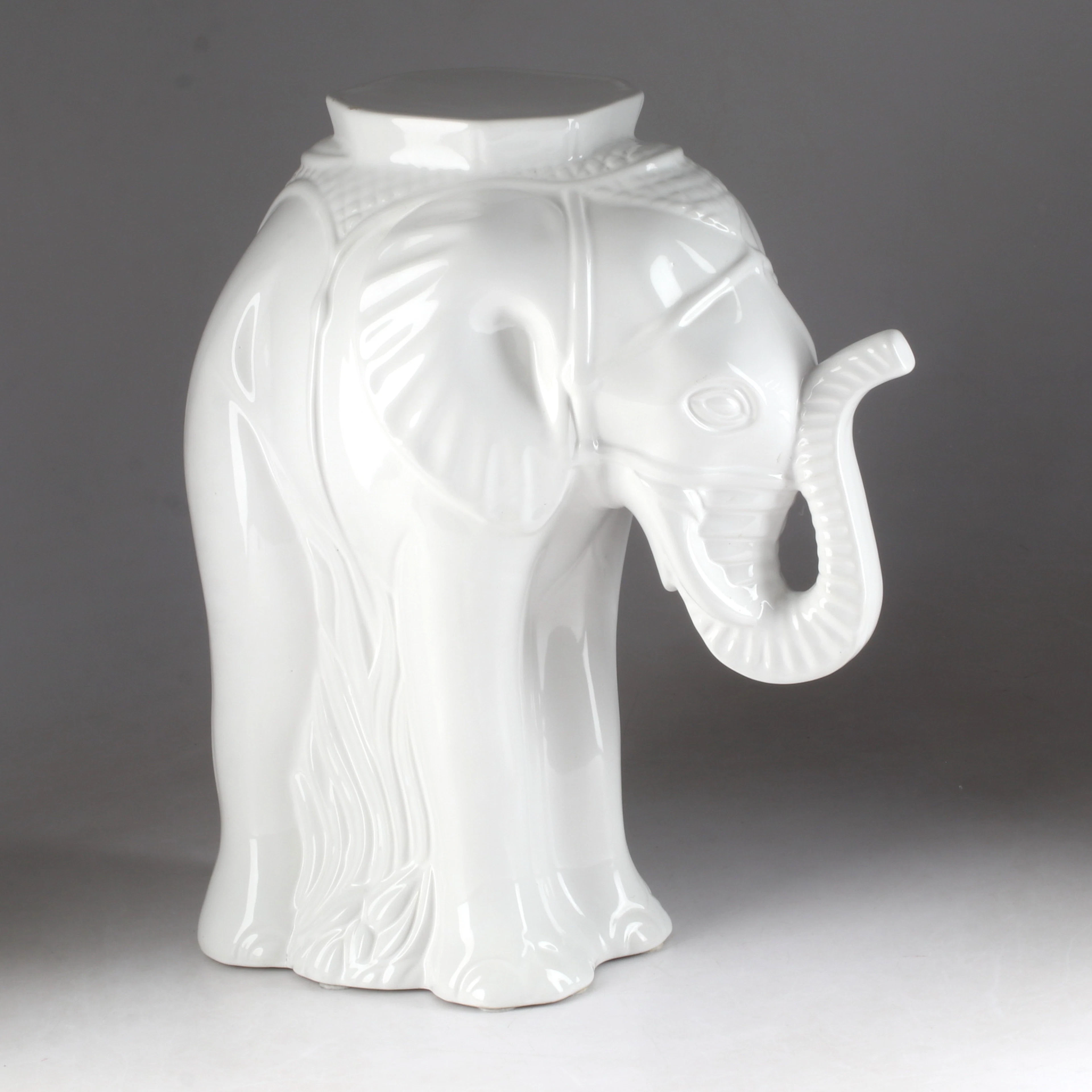 PIEDESTAL i form av elefant, porslin, 1900-tal.