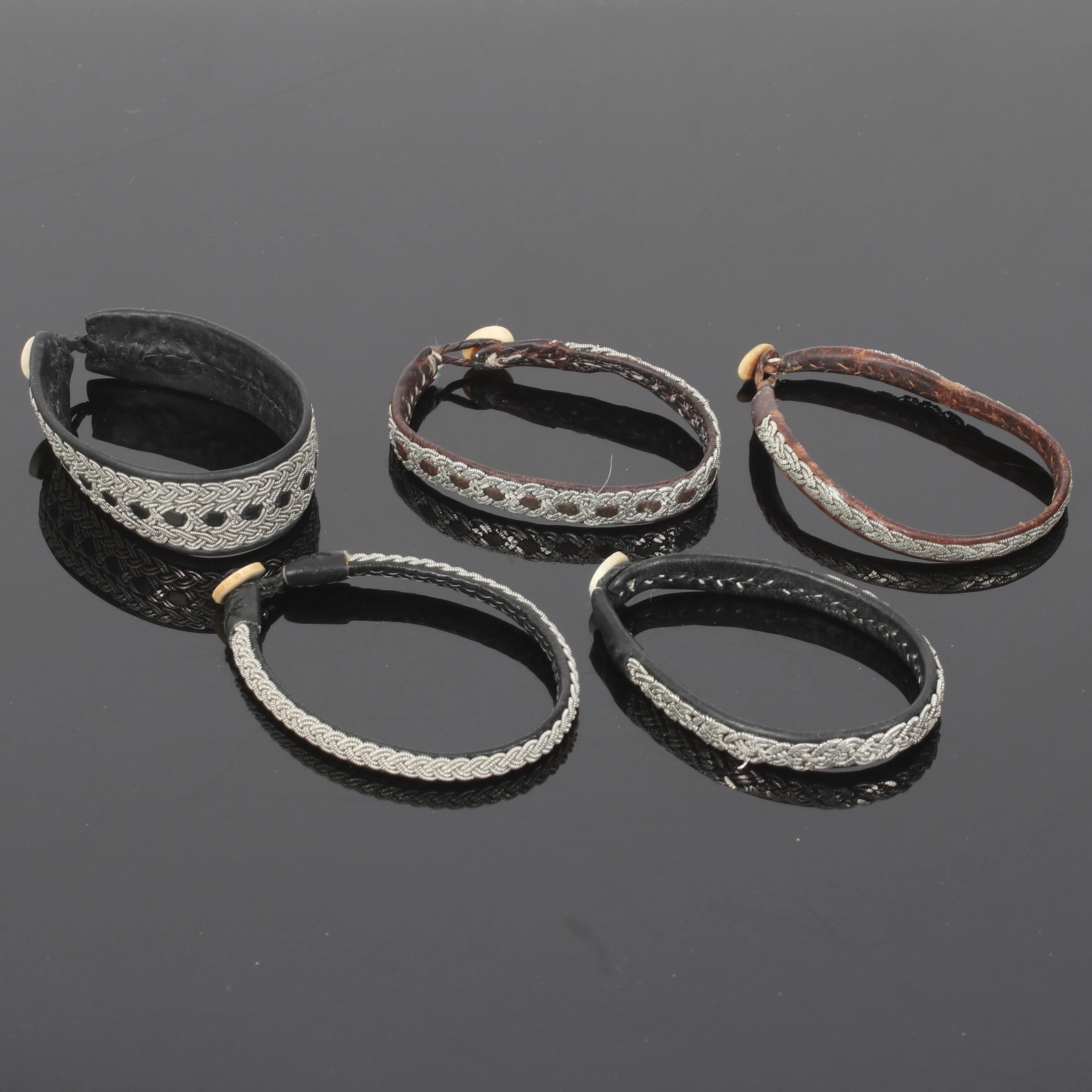 ARMBAND, 5 st, sameslöjd, tenn, läder och horn, 1900-tal.