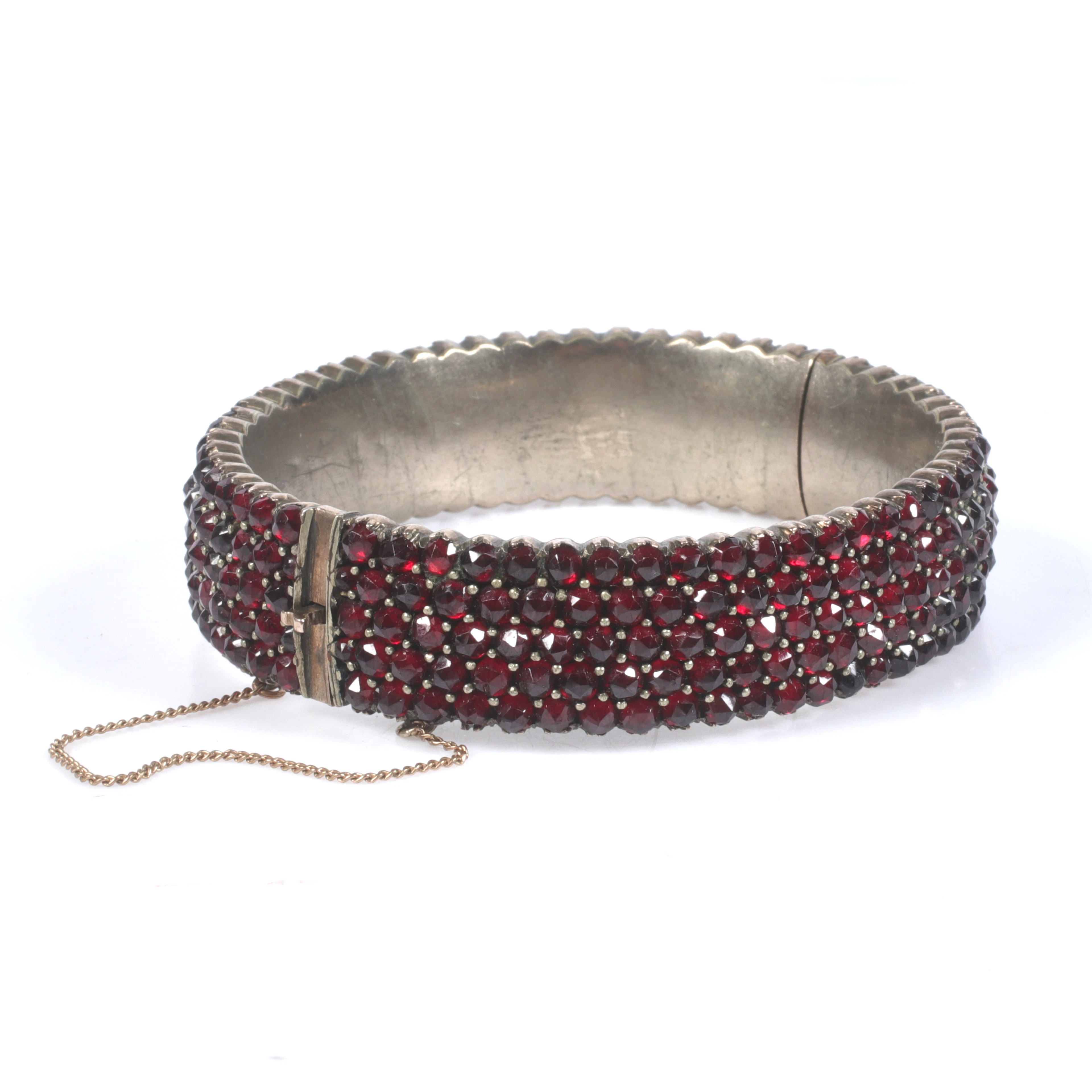ARMBAND, granater/granatimitation, vitmetall, 18/1900-tal.