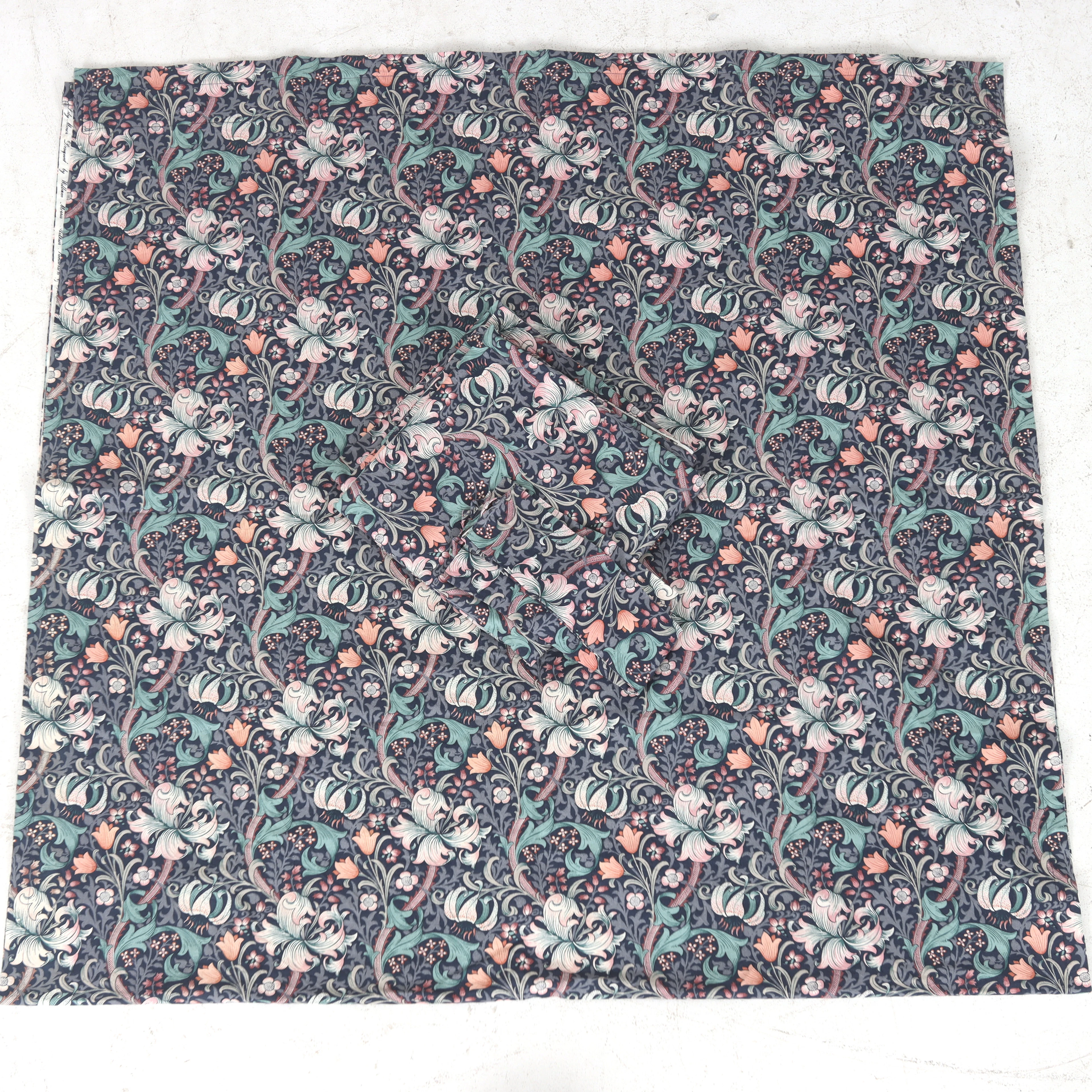 GARDINER ett par, "Golden Lily", William Morris & Co.
