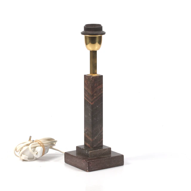 BORDSLAMPA, sten, mässing. 1900-tal.