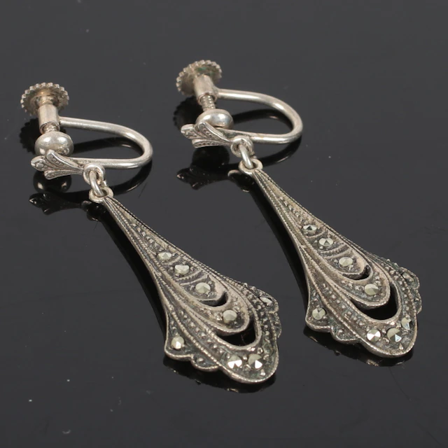 (2410-267) ÖRHÄNGEN, ett par, silver, med markasiter, 1900-tal.