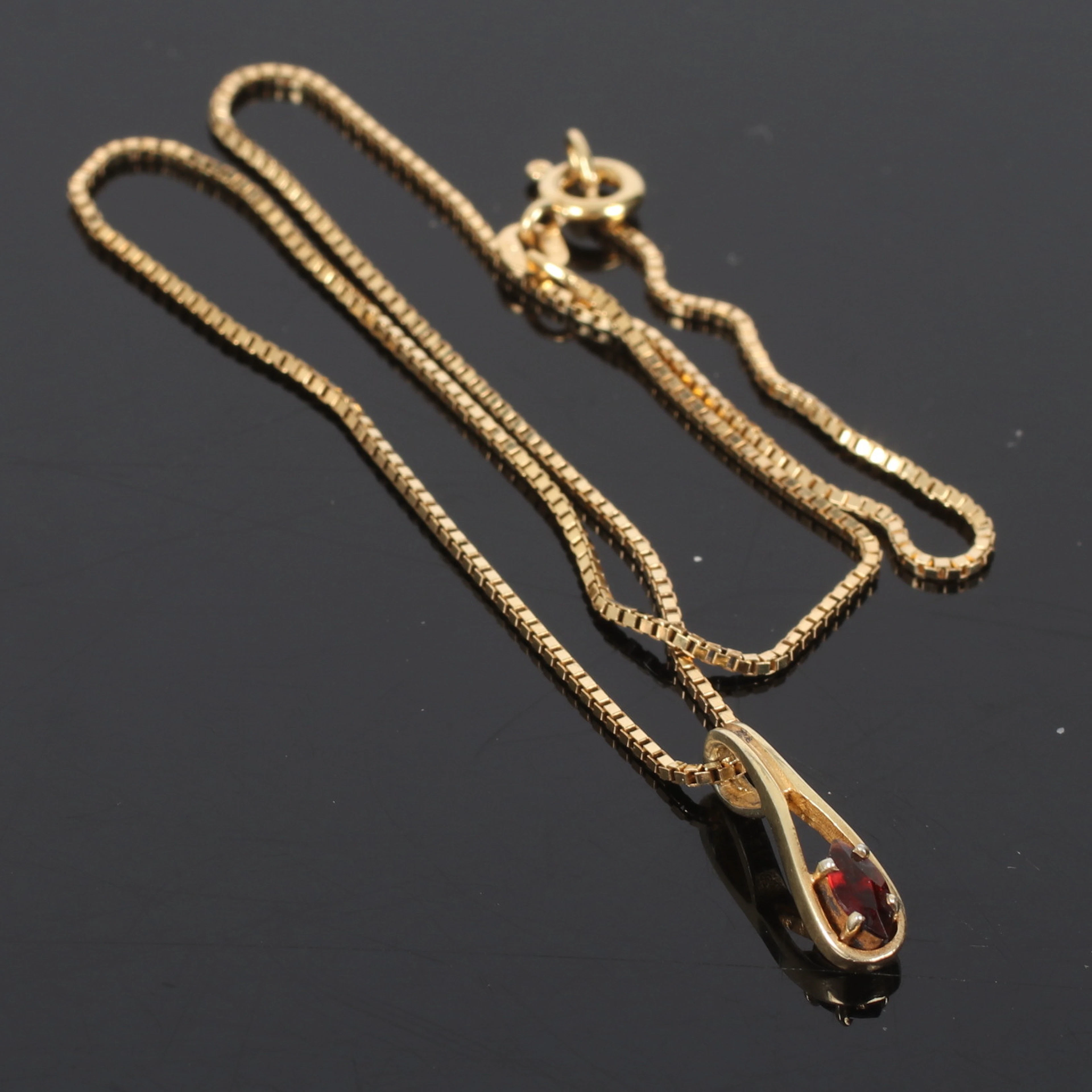 (2510-258) HÄNGE med KEDJA, förgyllt Sterling silver, med granat