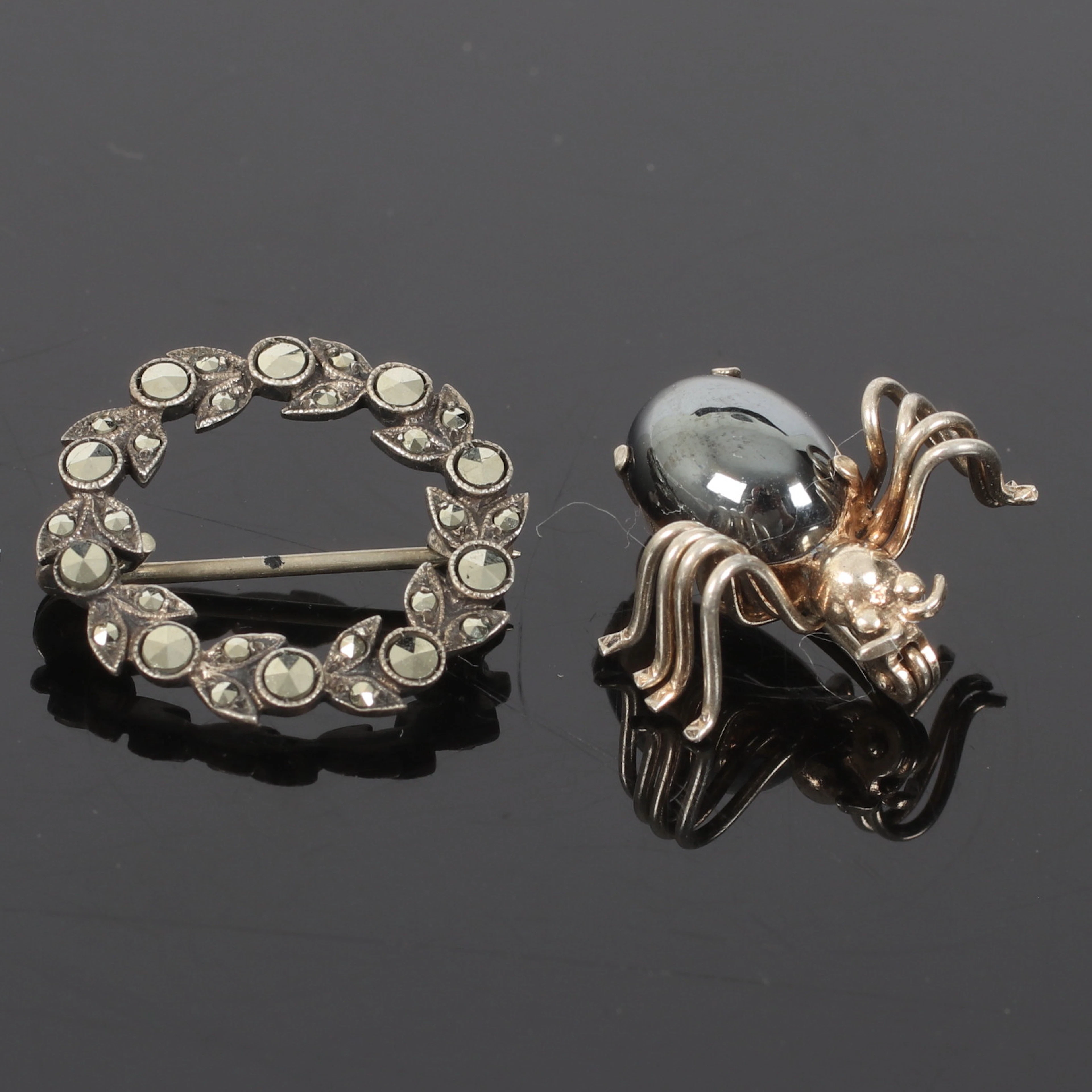 BROSCHER, 2 st. silver, bl.a. skarabe med hematit. 1900-tal.