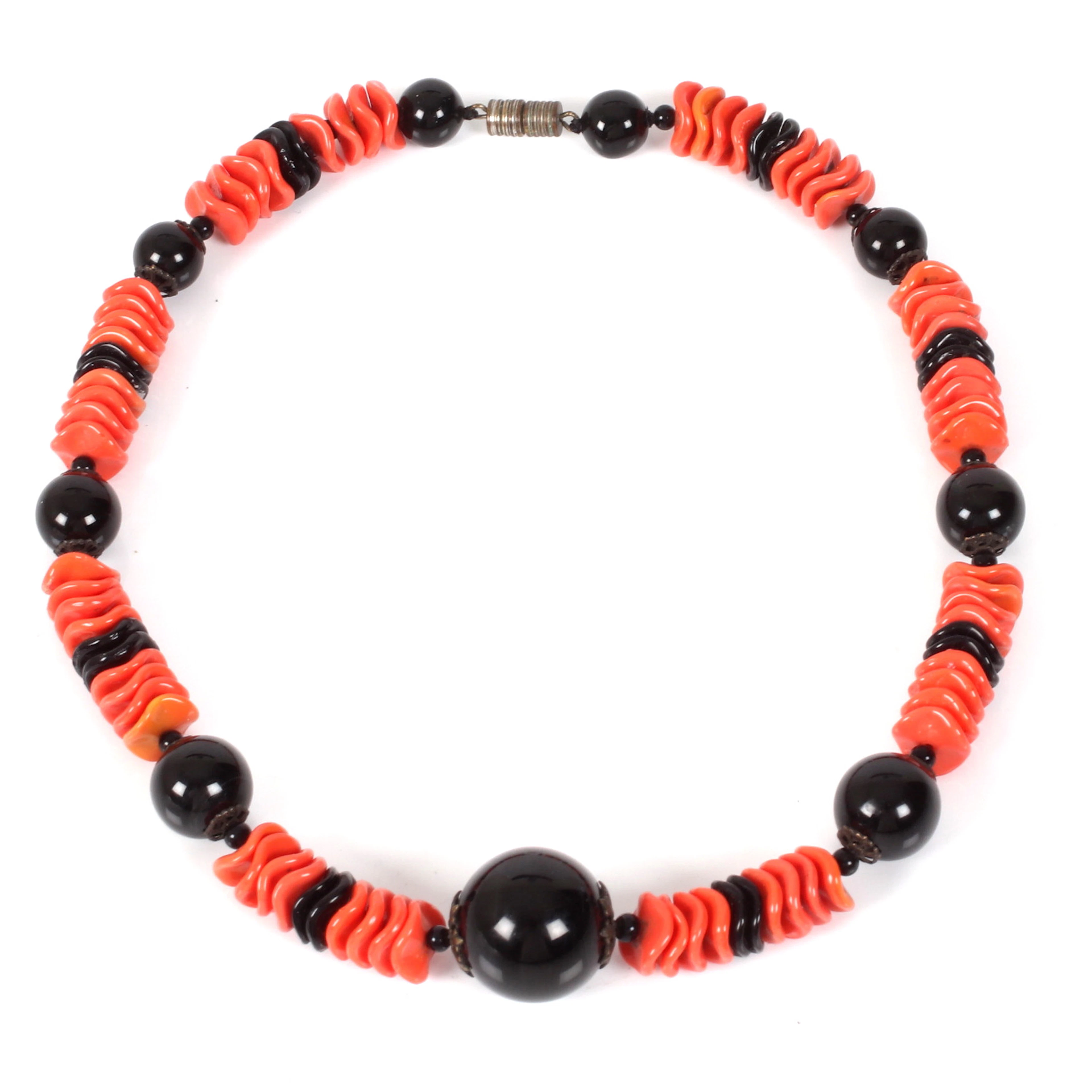 COLLIER, korall, svart turmalin. 1900-tal.