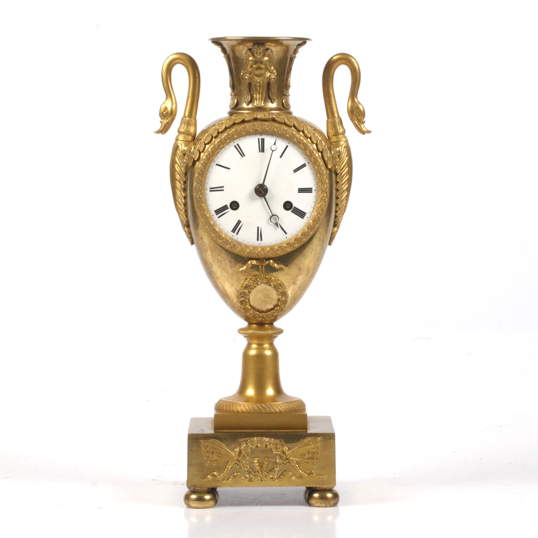 BORDSPENDYL, empire, förgylld brons. 1800-talets första hälft.