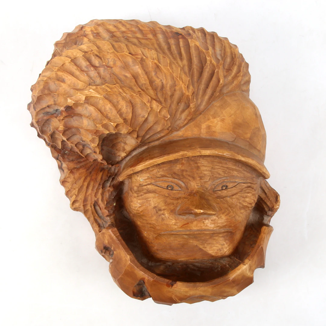 FOLKE ALMLÖF. Same, skulptur i snidat trä, signerad. 1900-tal.