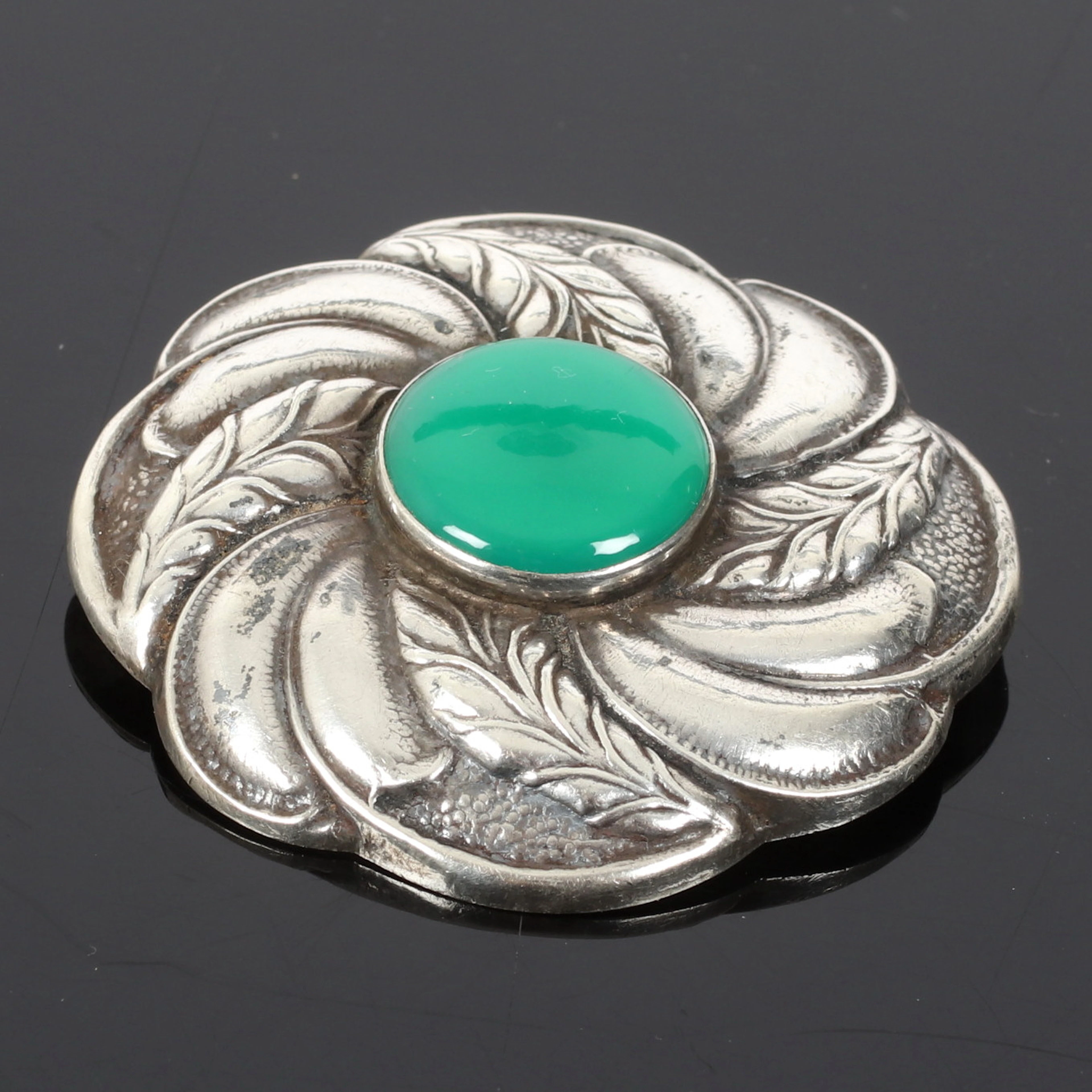 BROSCH, silver, jugend, med grön krysopras, Dansk Kunst Smede. 1920-tal.