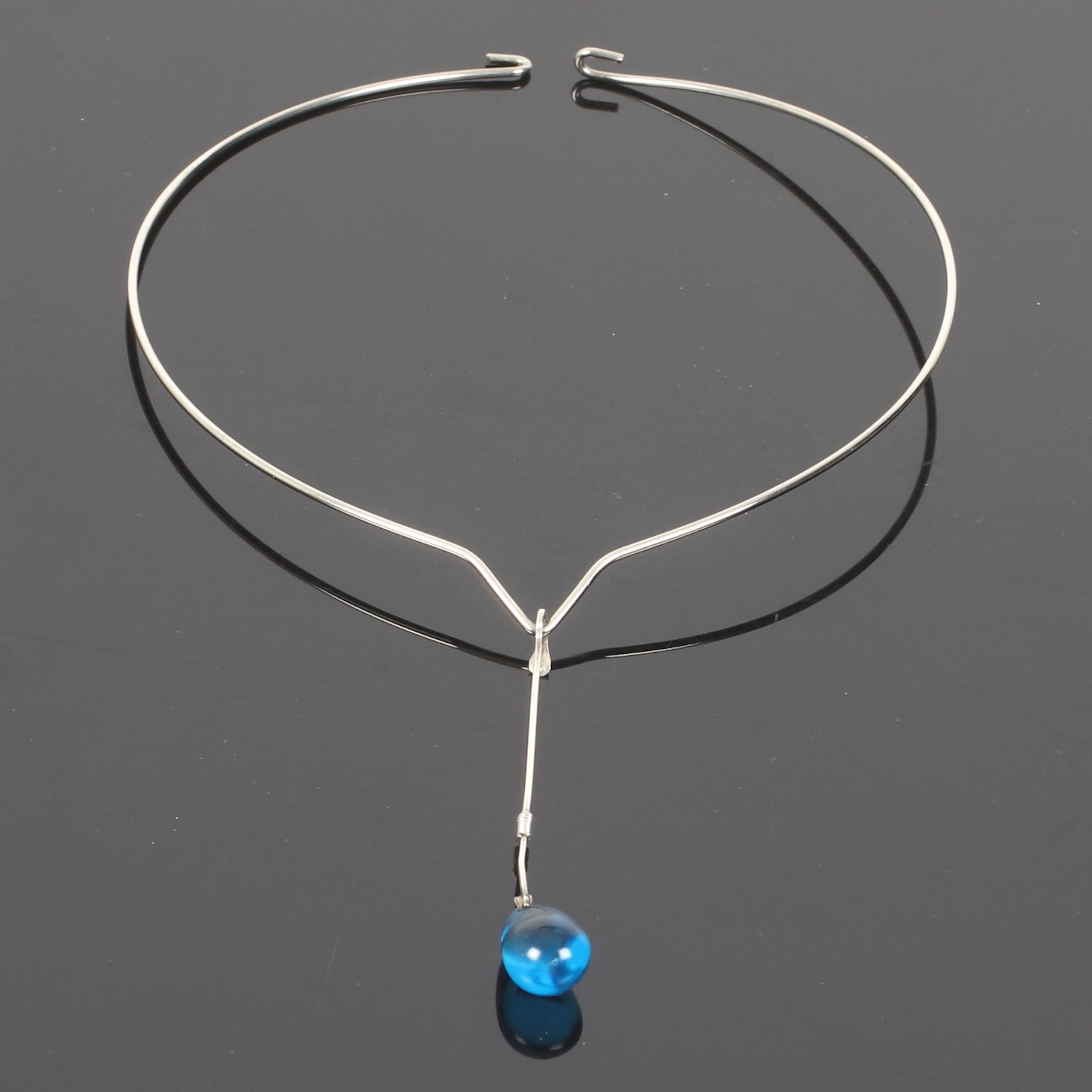 VIVIANNA TORUN BÜLOW-HÜBE. Collier, silver, med blå droppe av glas