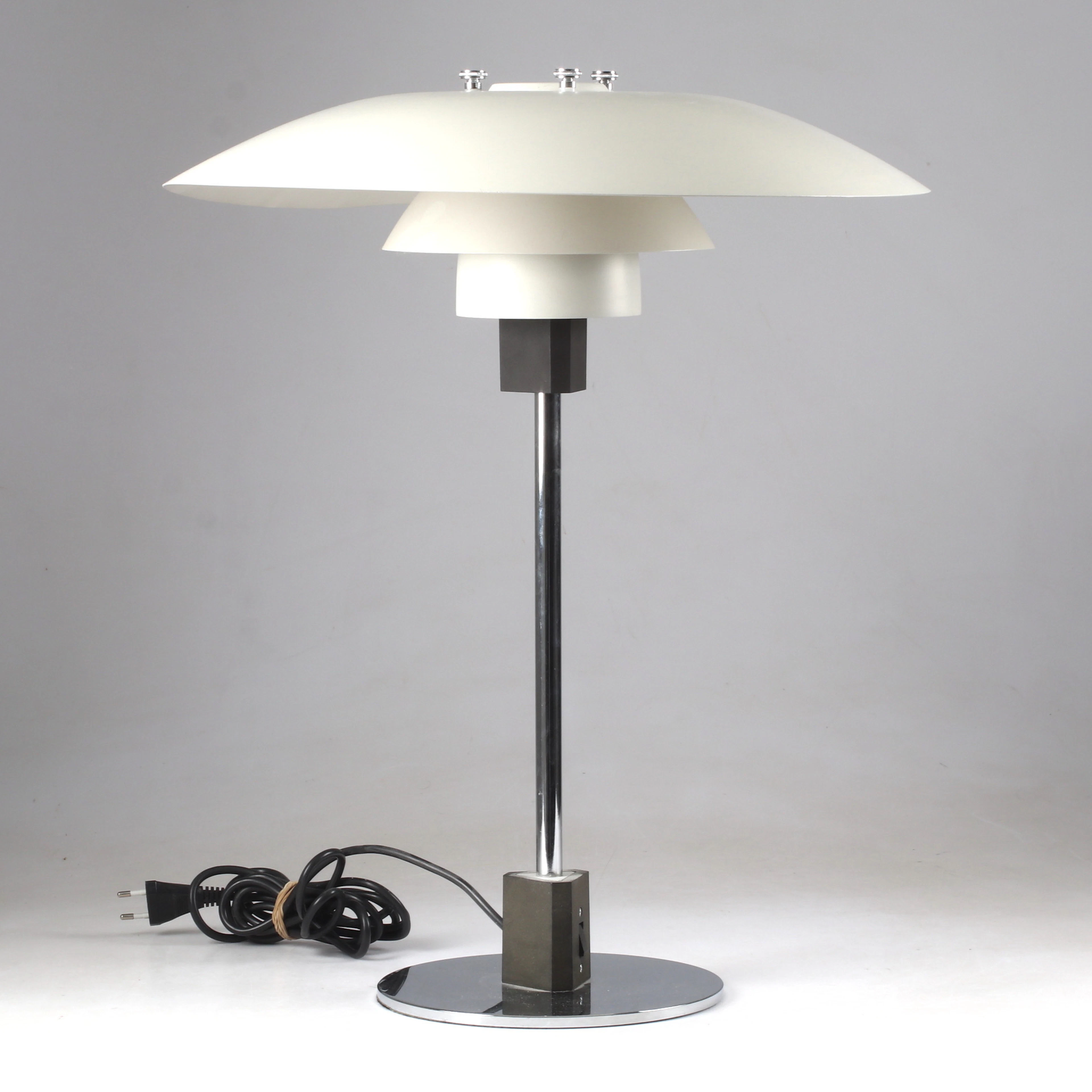 POUL HENNINGSEN. Bordslampa, PH-lampa, modell 127094, Louis Poulsen, Danmark.