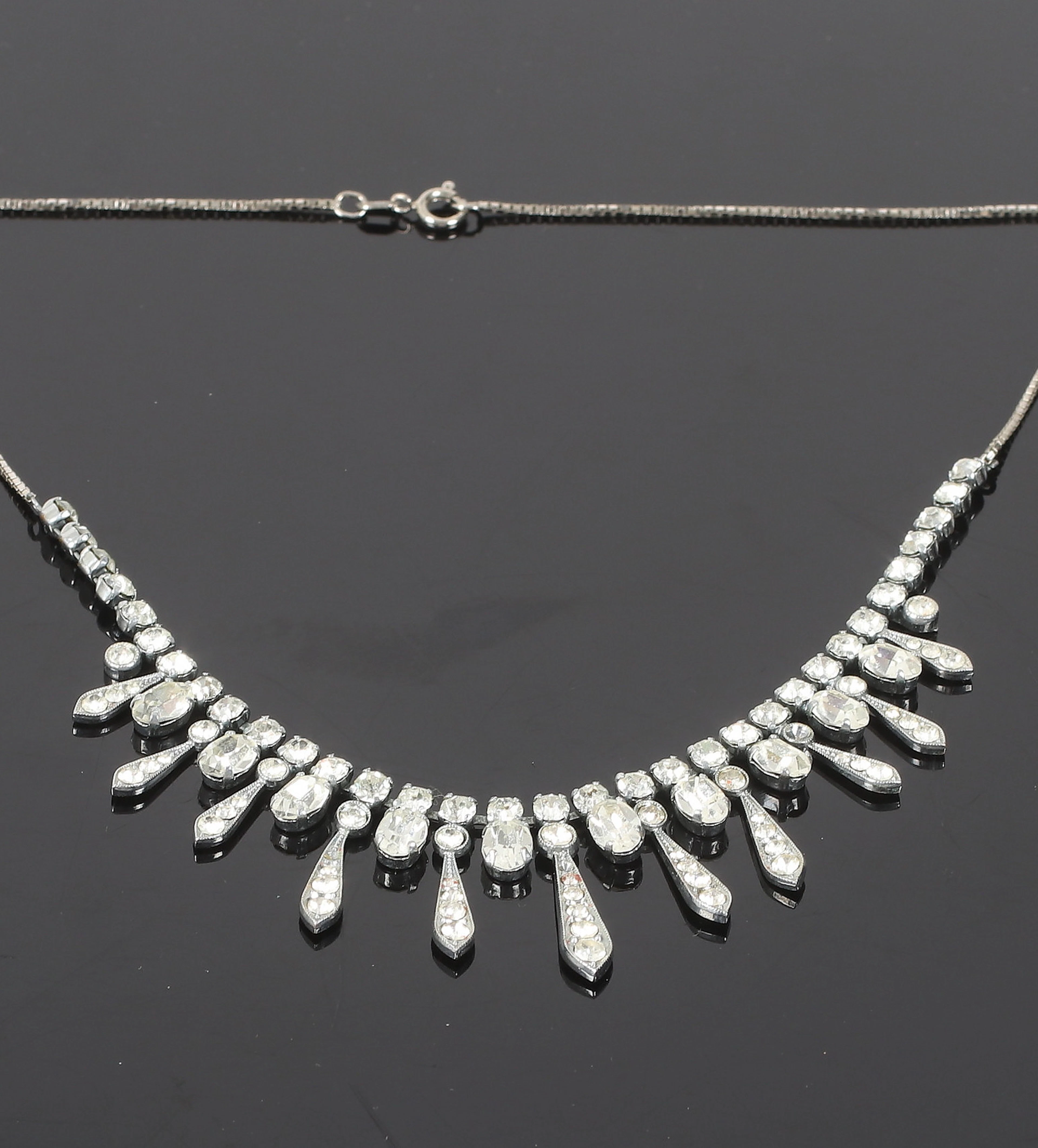 (2510-228) COLLIER, silver, med vita stenar, Italien. 1900.tal.