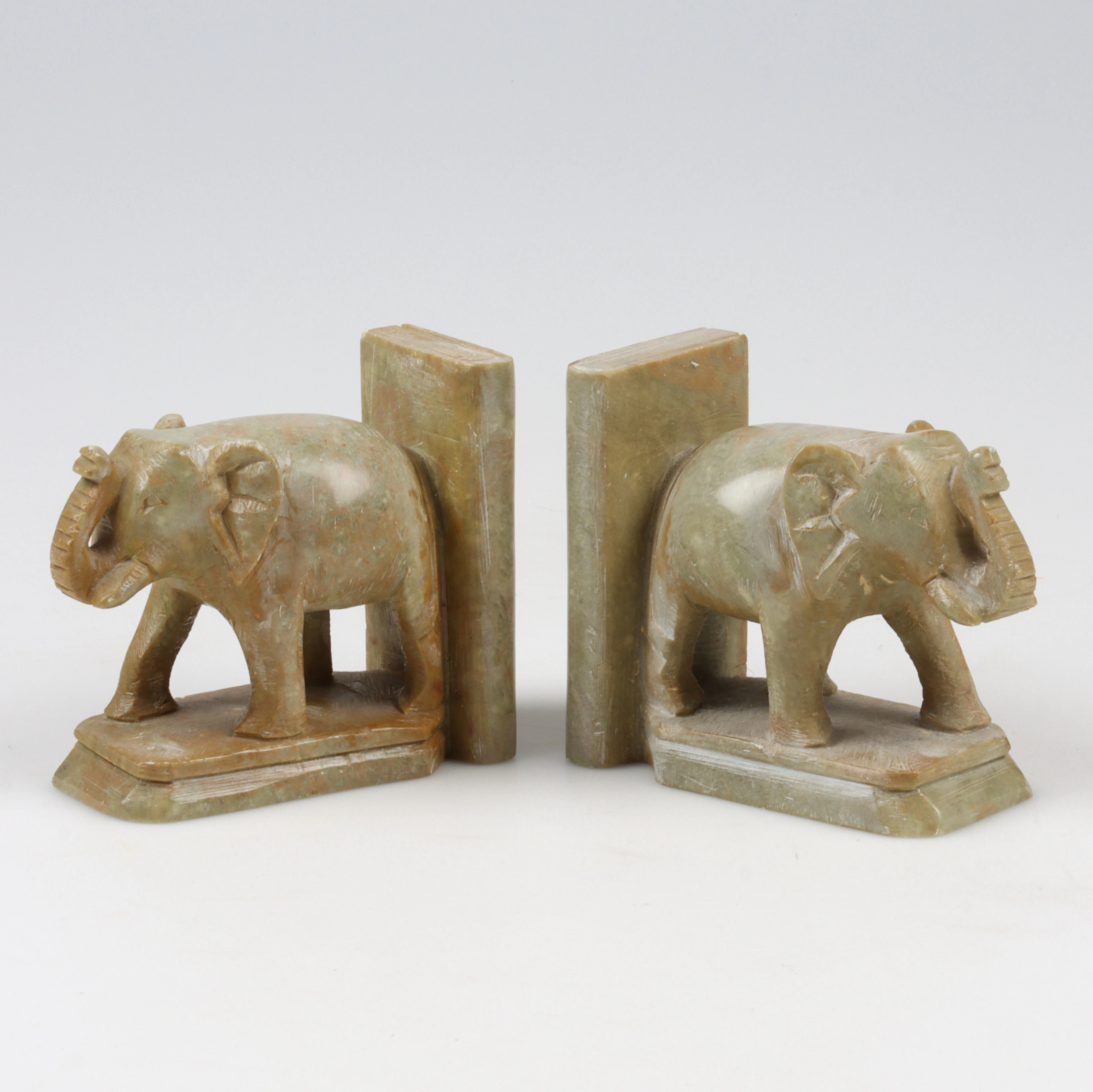 BOKSTÖD i form av elefanter, alabaster, 1900-tal.