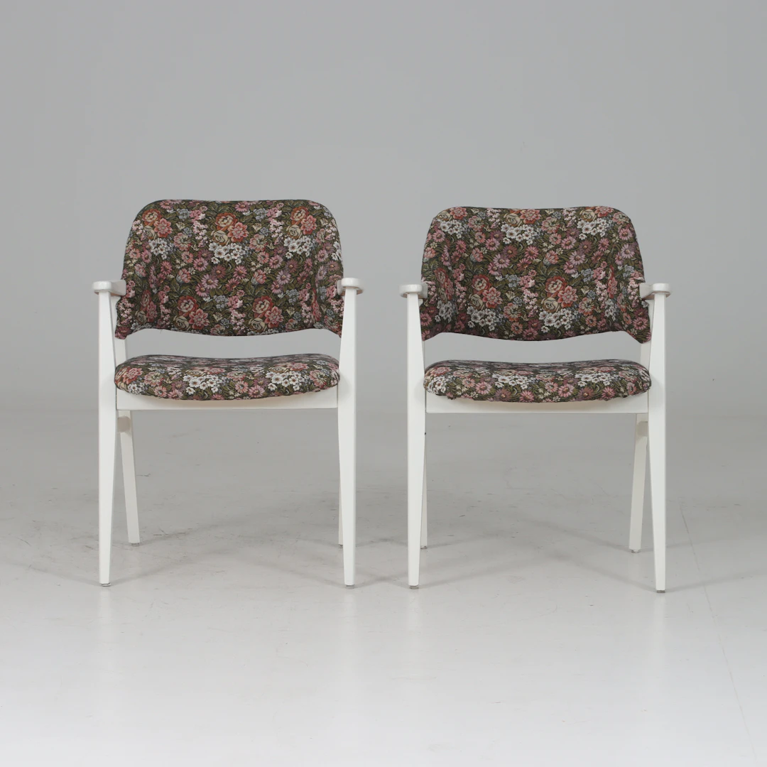 KARMSTOLAR, 2 st, vitmålat trä, 1950/60-tal.