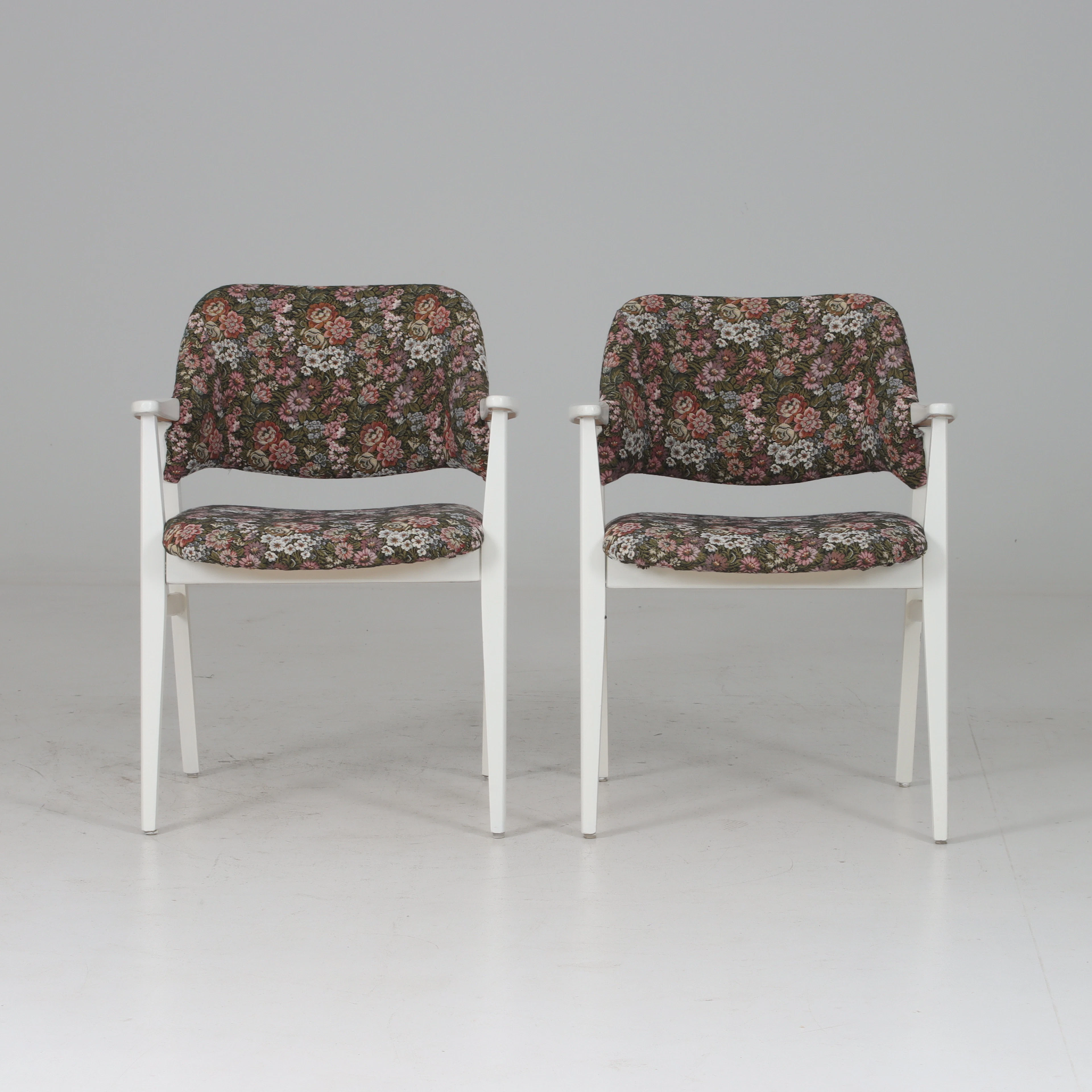 KARMSTOLAR, 2 st, vitmålat trä, 1950/60-tal.