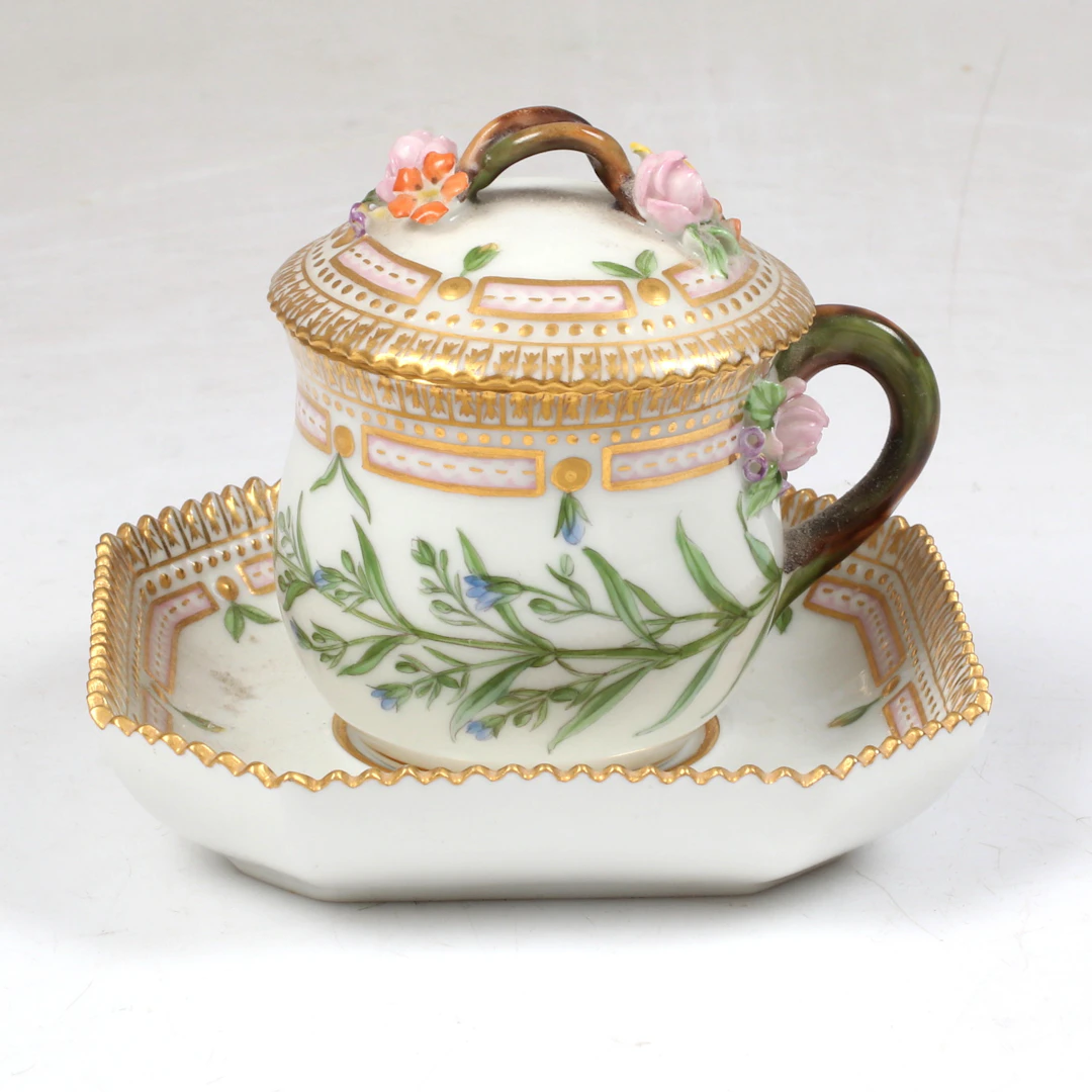 CRÈMEKOPP med lock och fat, porslin, Flora Danica, Royal Copenhagen, Danmark.