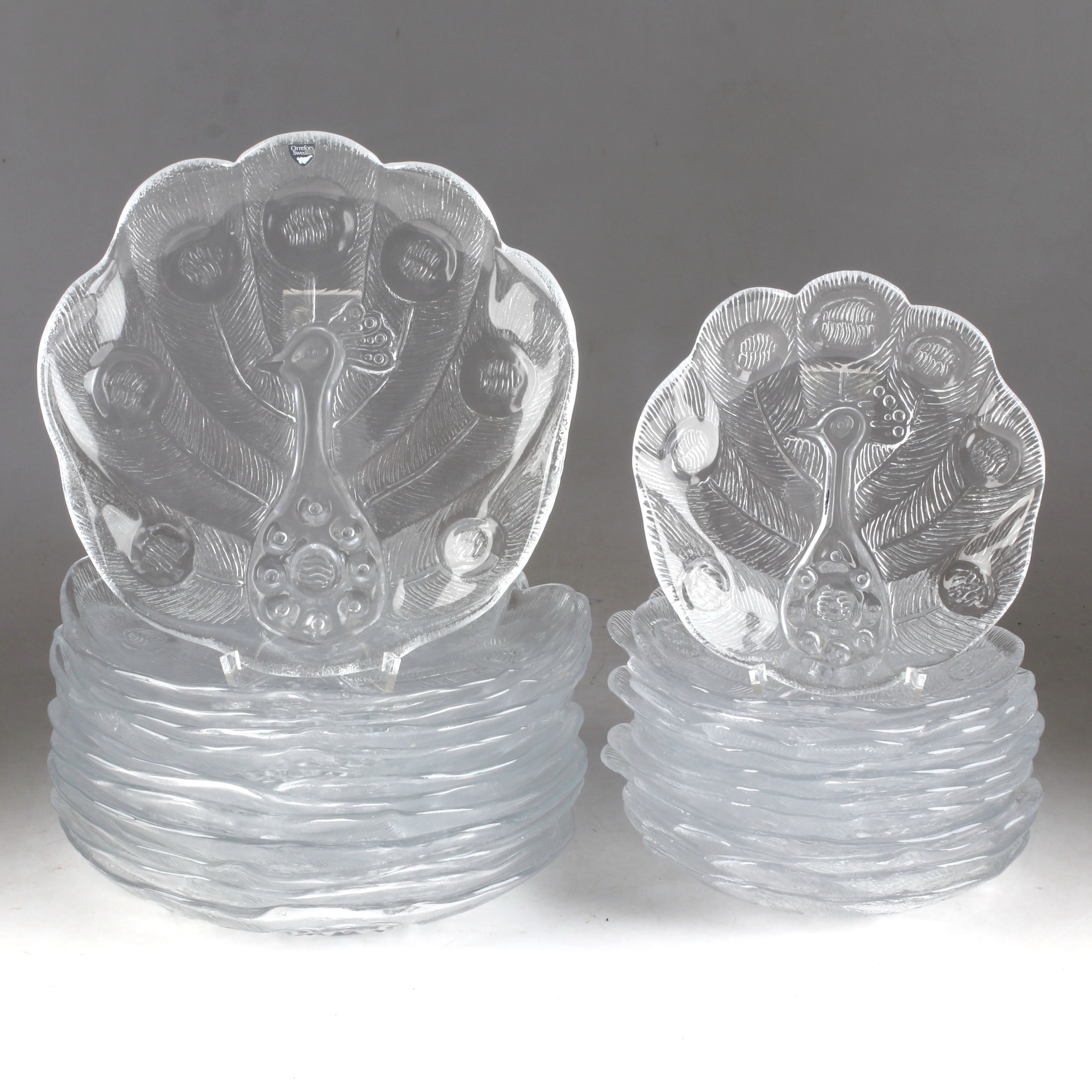 LARS HELLSTEN. Tallrikar och assietter, delar glas "Påfågel", Orrefors.