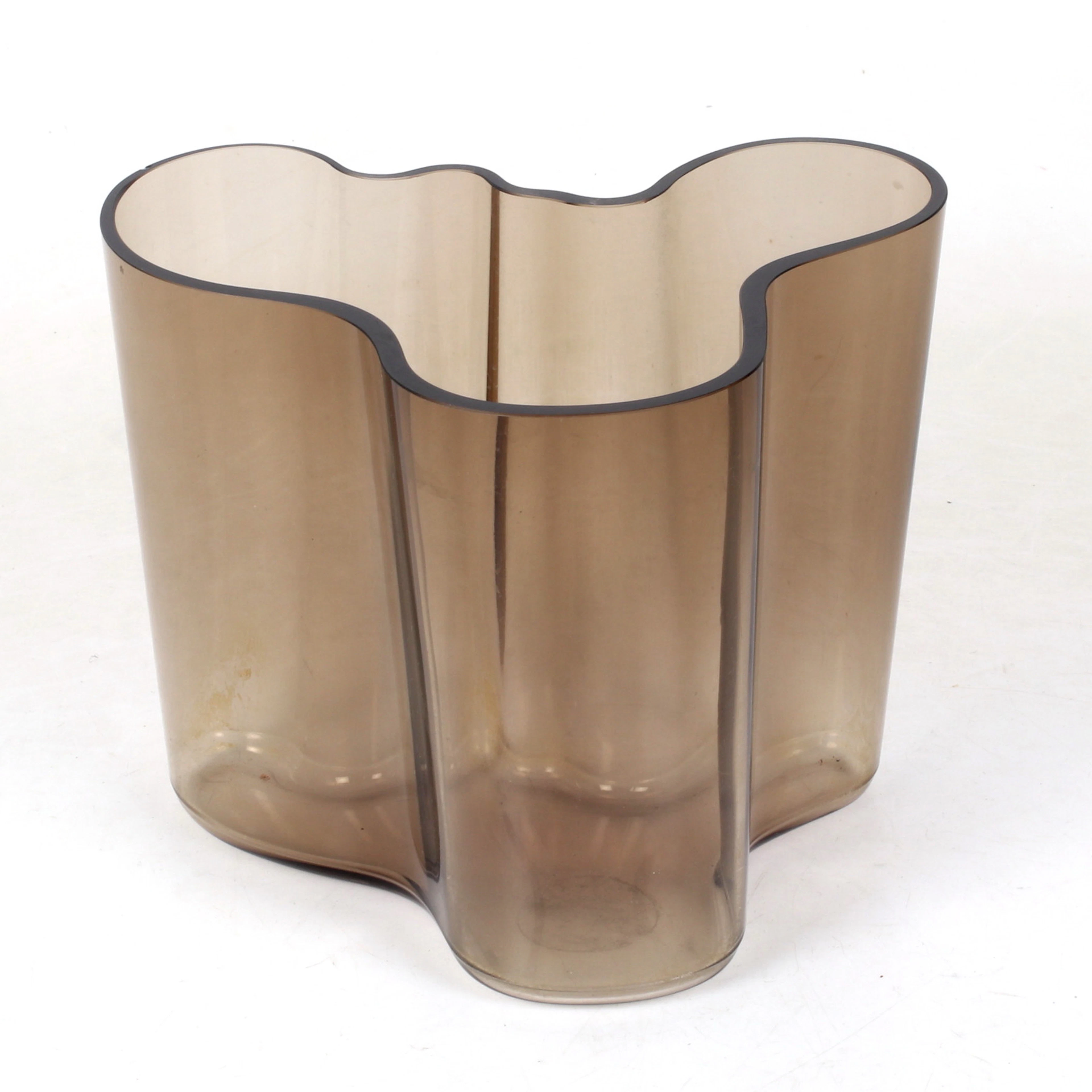 ALVAR AALTO. Vas, Savoy, Iittala, svagt bruntonad glasmassa.