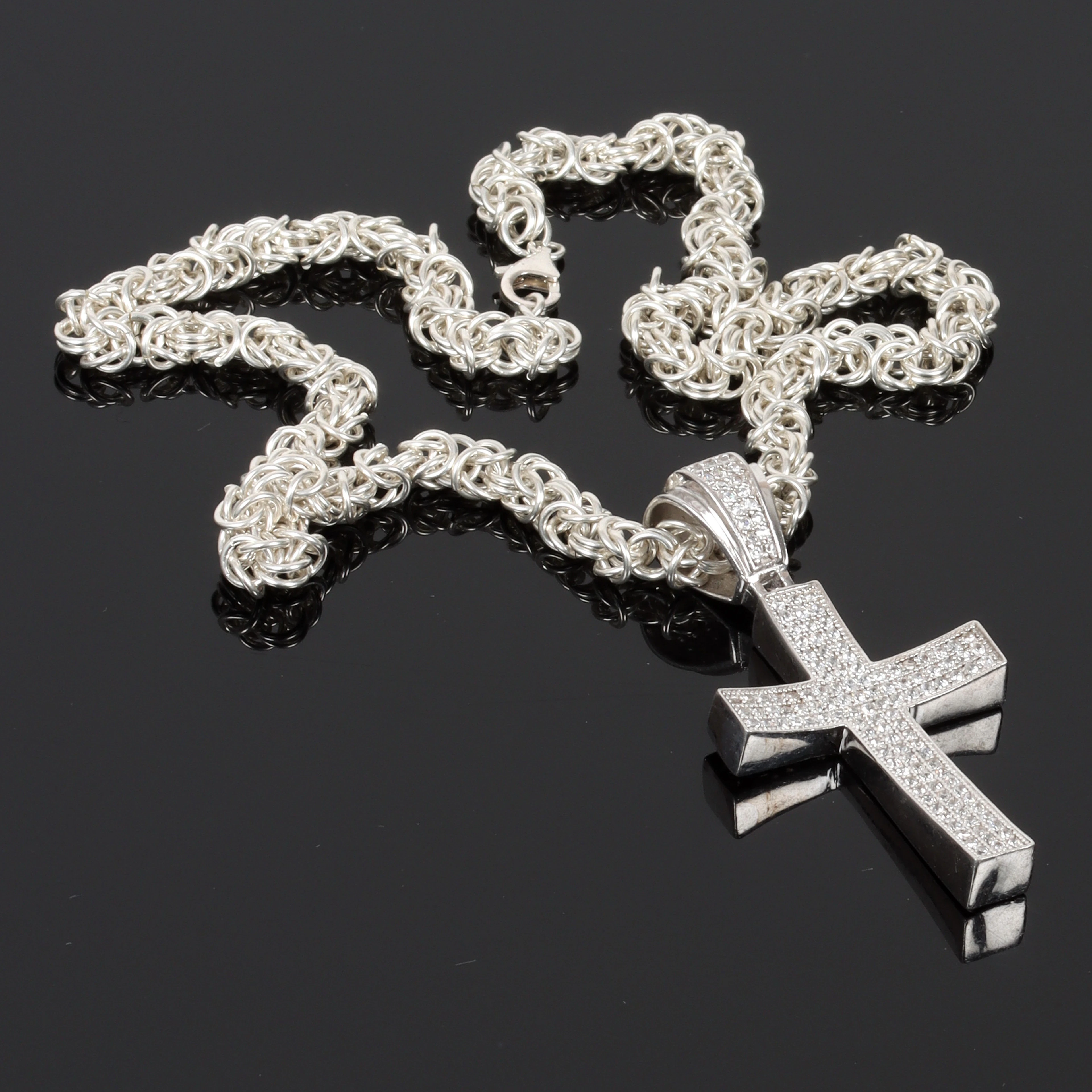 COLLIER, sterlingsilver, kors med vita stenar, kejsarlänk. 2000-tal.