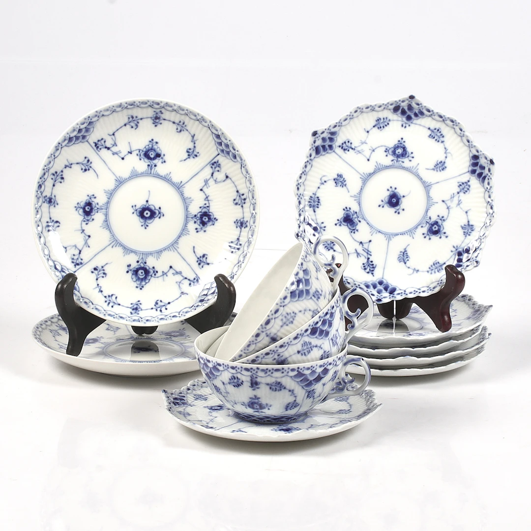 TEKOPPAR med FAT, 11 delar, porslin, nr 1/1130, "Musselmalet", Royal