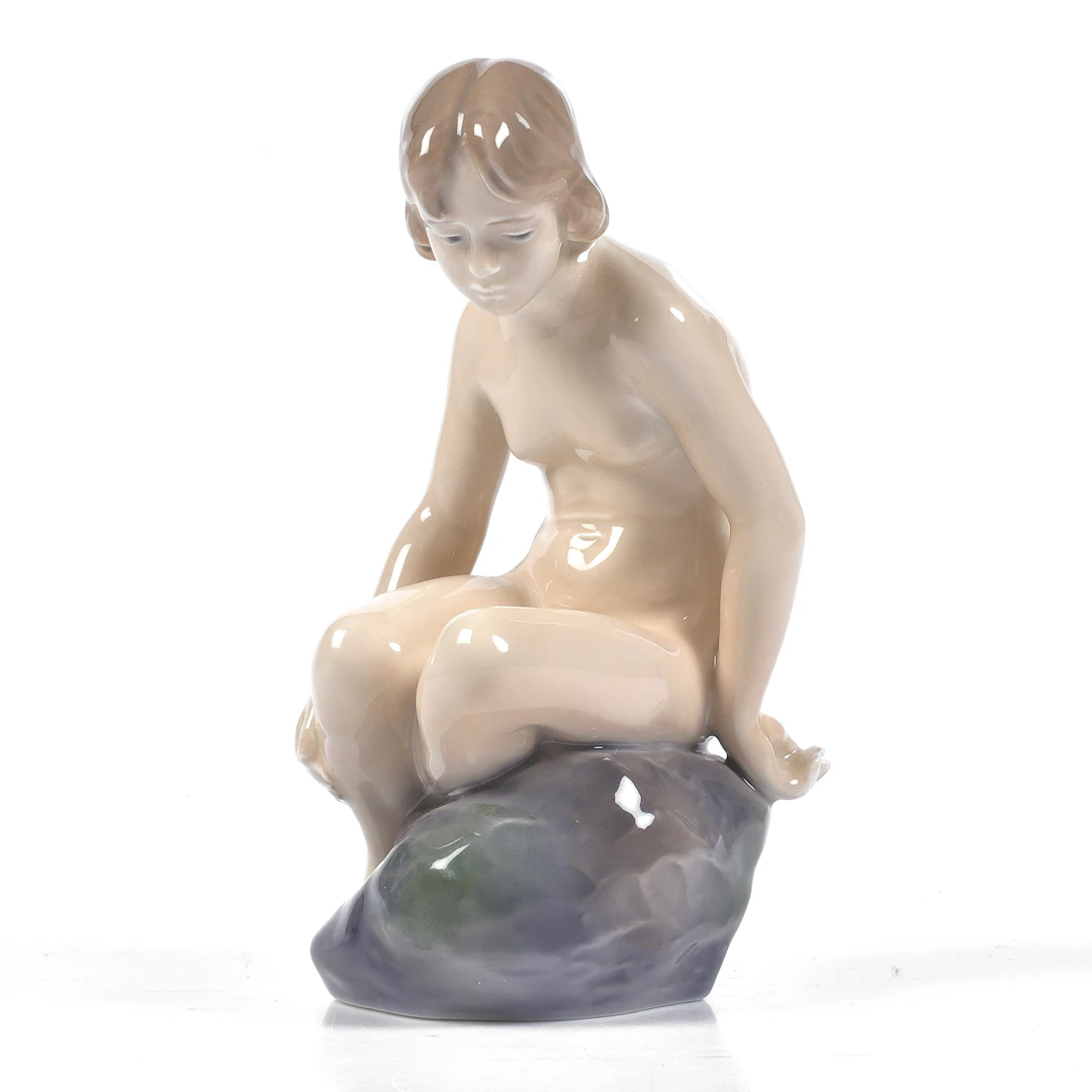 FIGURIN, Flicka på sten, porslin, Royal Copenhagen, Danmark.