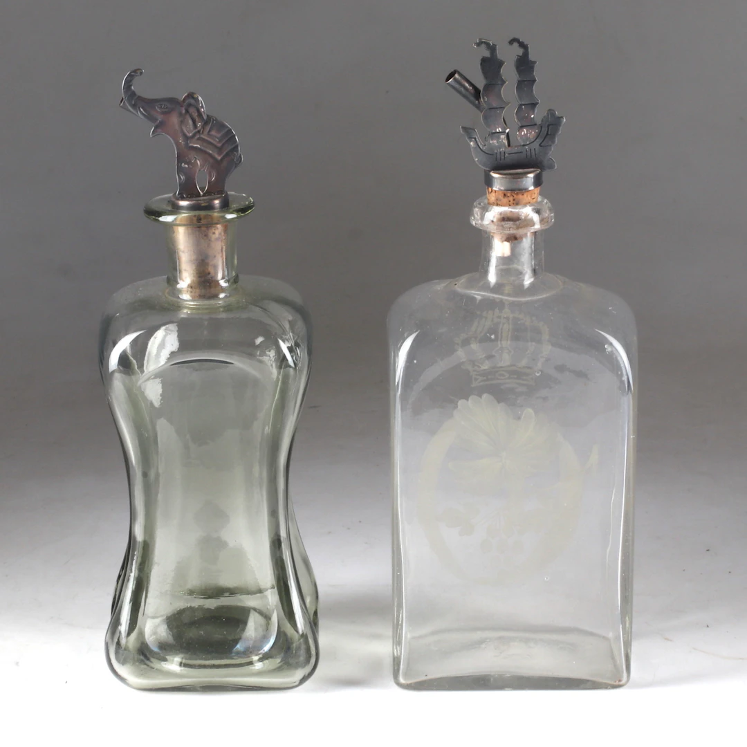 KARAFFER, 2 st, glas, bl.a. kluckflaska, 1900-tal.