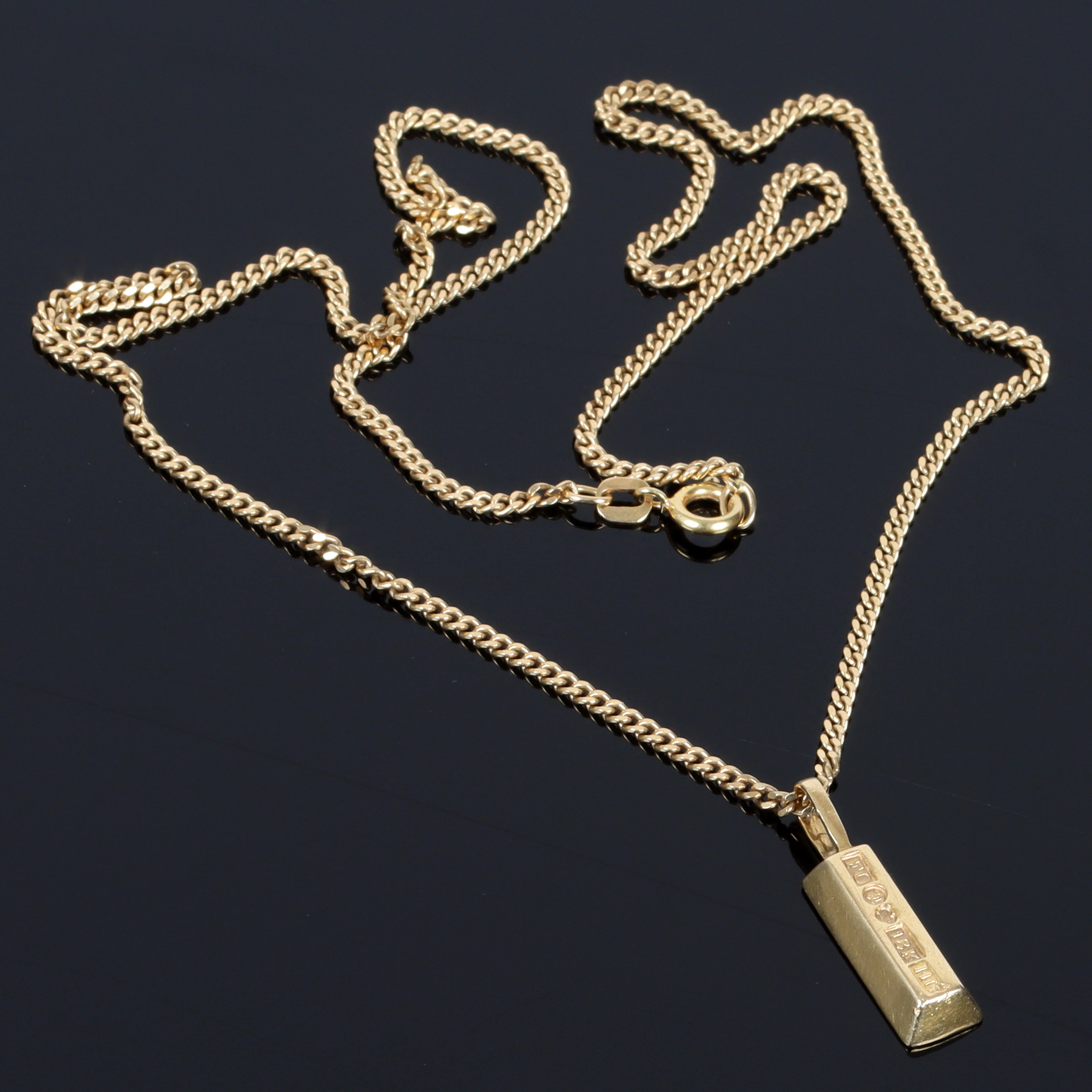 HALSBAND, 18k guld, pansarlänk med hänge i form av en guldtacka.