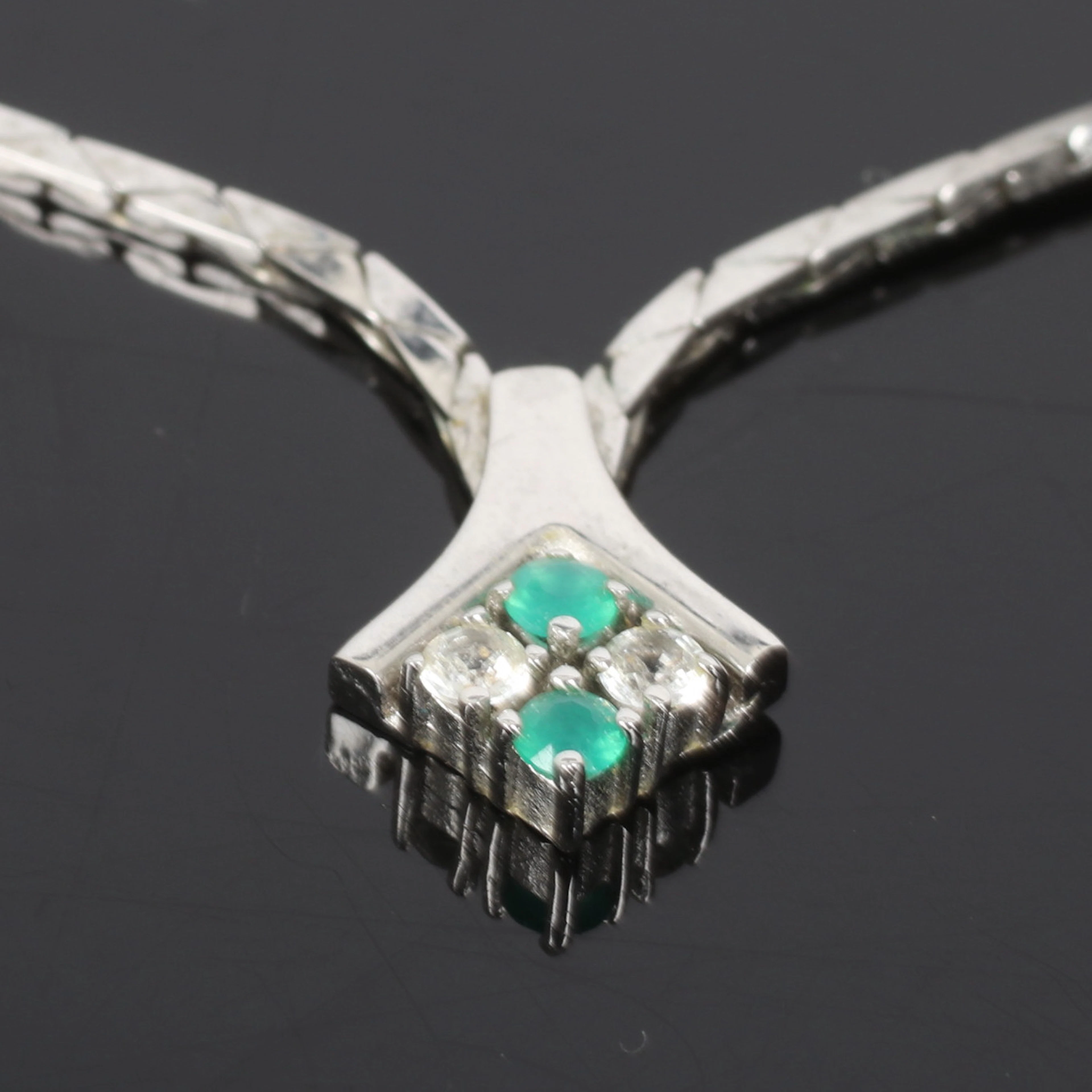 COLLIER, Sterling silver med gröna och vita stenar. 1900-tal.