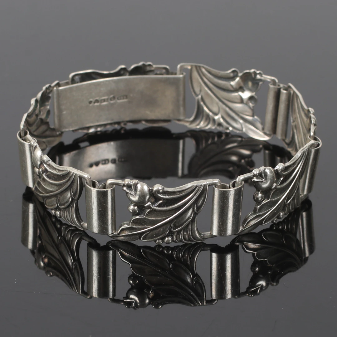 (2610-207) ARMBAND, silver, bladdekor, Asa-Silver H Olsson, Falkenberg. 1950.