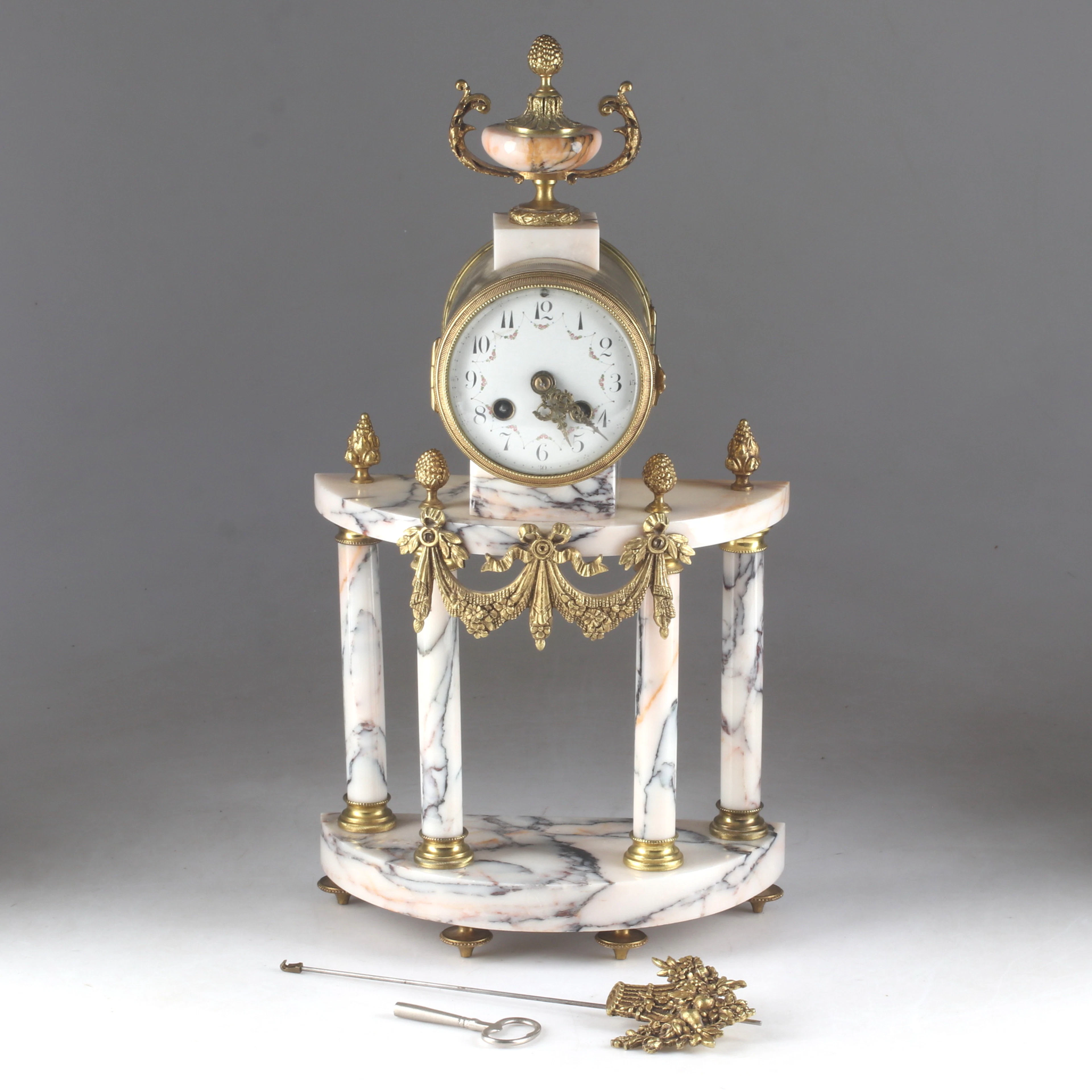 BORDSPENDYL, sten och förgylld metall, Louis XVI-stil, 18/1900-tal.