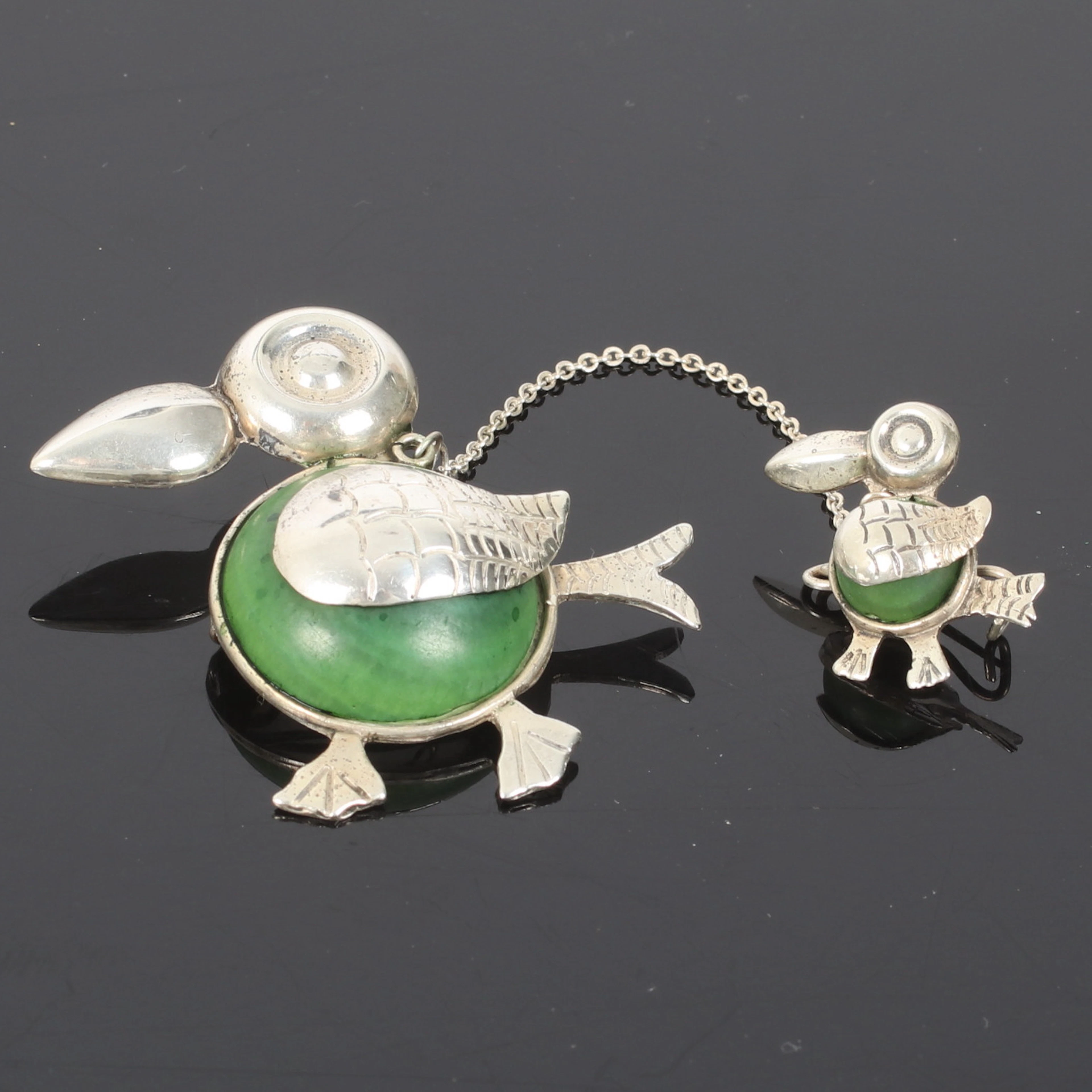 BROSCH, Sterling silver, anka med andunge, bl.a. av grön kalcedon. 1900-tal.