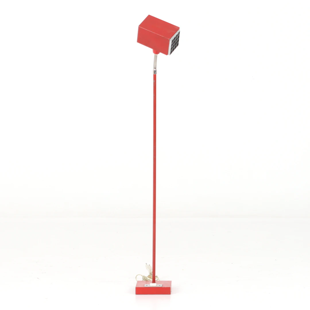BJÖRN SVENSSON. Golvlampa, "Kuben", rödlackerad metall, 1970-tal.