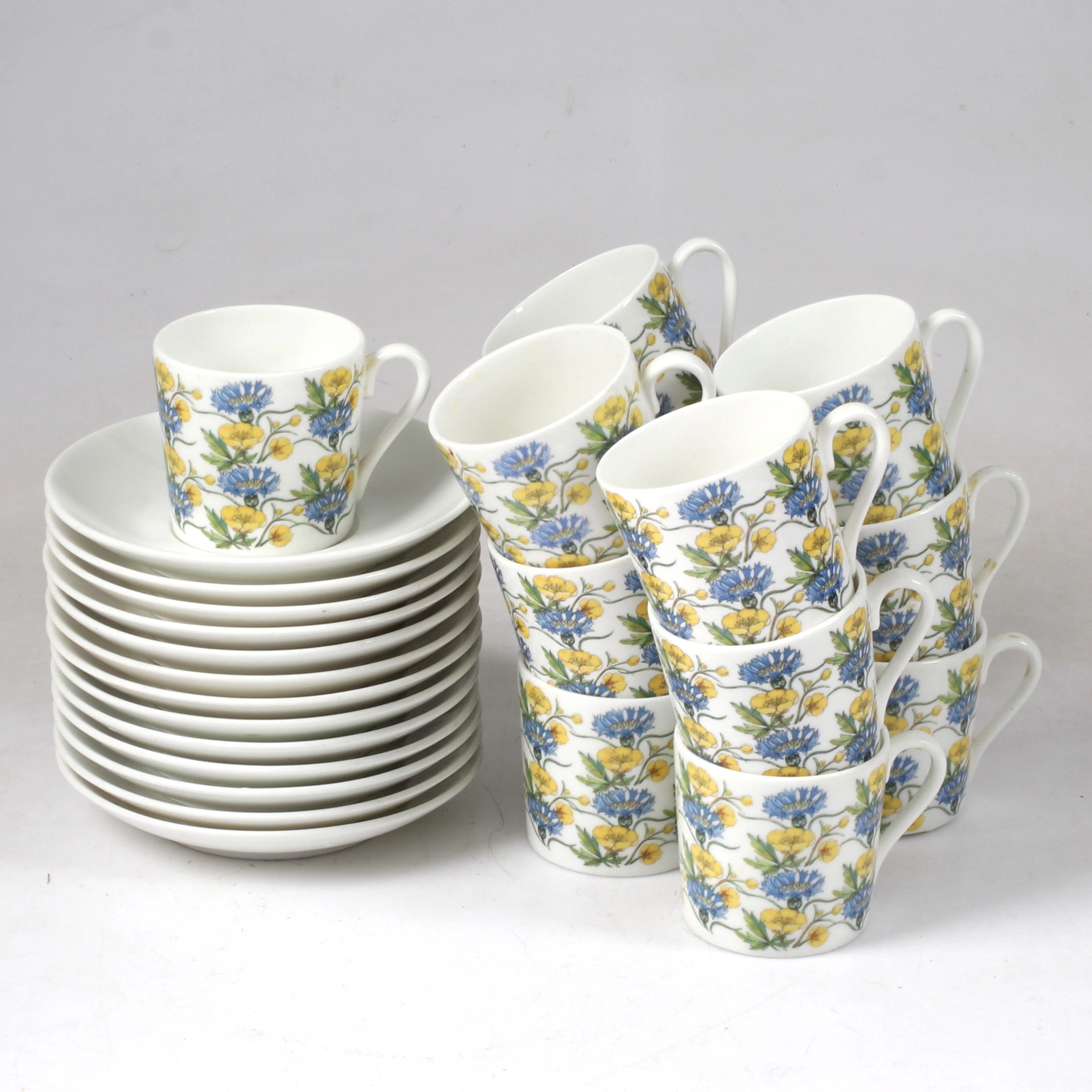 MARGARETA HENNIX. Kaffekoppar med fat, 13 st, "Juniblom"; porslin, Gustavsberg.