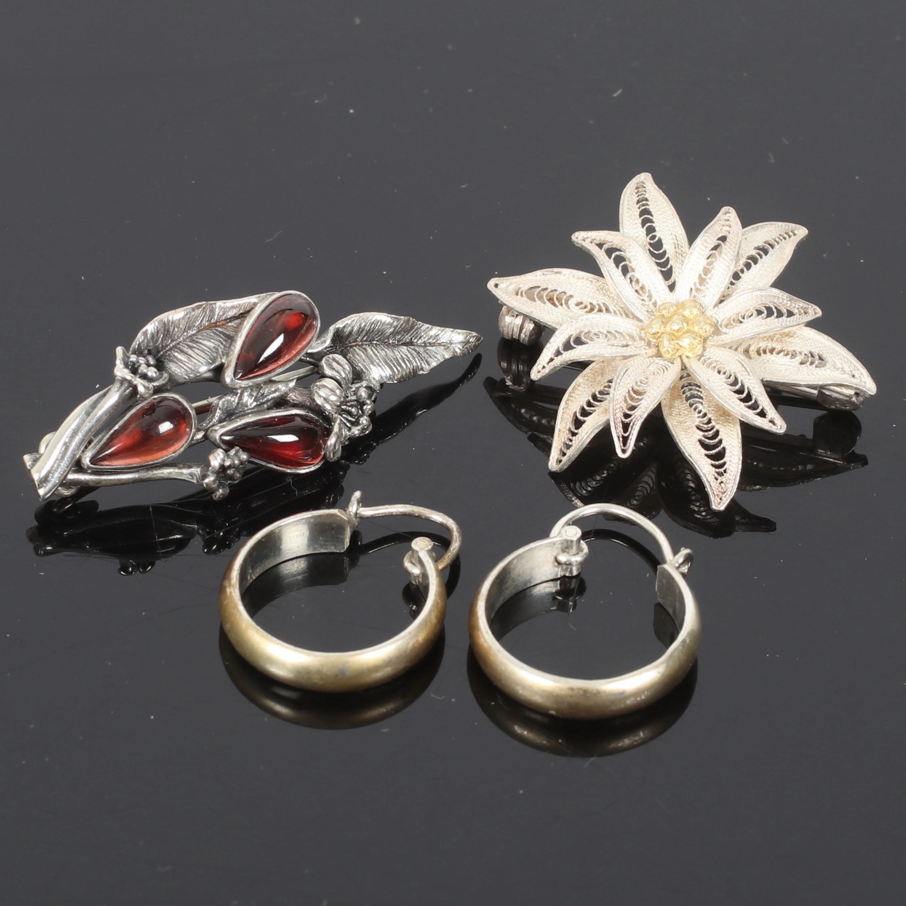 BROSCHER, 2 st, silver och ÖRHÄNGEN, ett par, silver. 1900-tal.