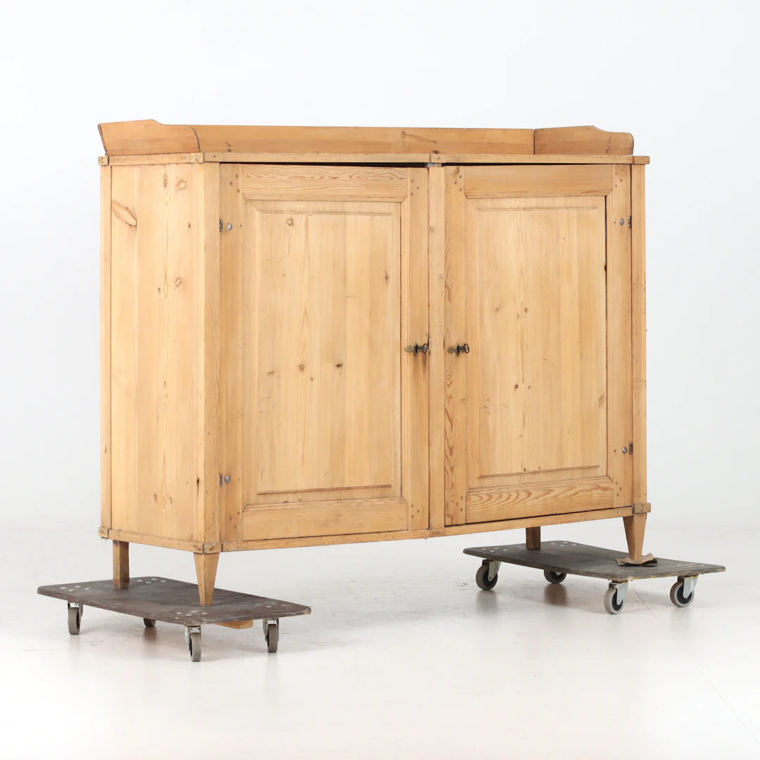 SKÄNK, Gustaviansk stil, furu, 1800-tal.