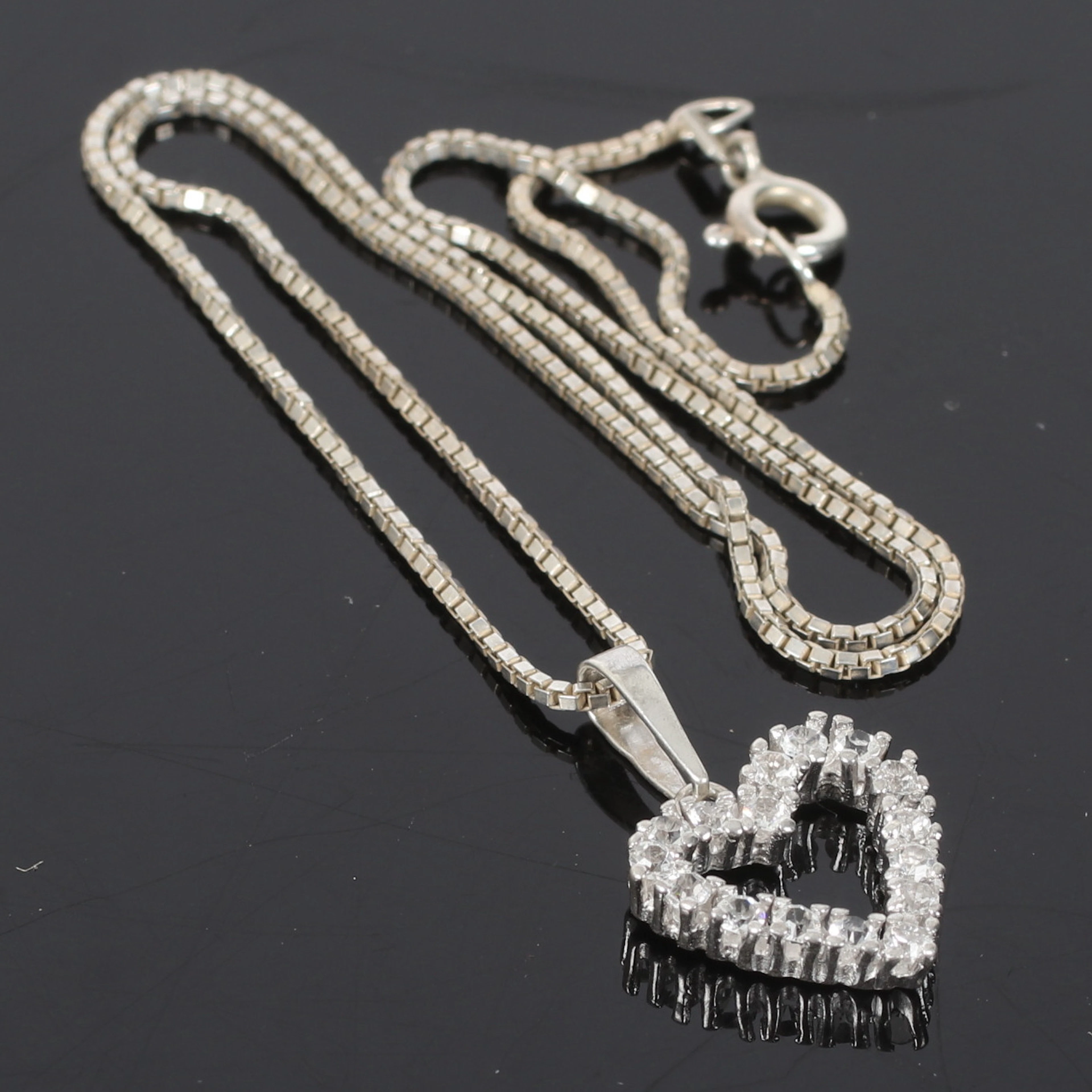 (2410-265) HÄNGE och KEDJA, silver, hjärta med cubic zirconia, 19/2000-tal.