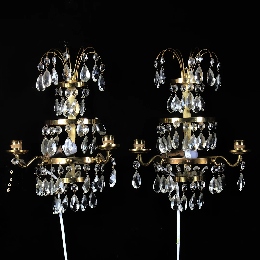 VÄGGLAMPETTER, ett par, mässing, prismor, 1900-tal.