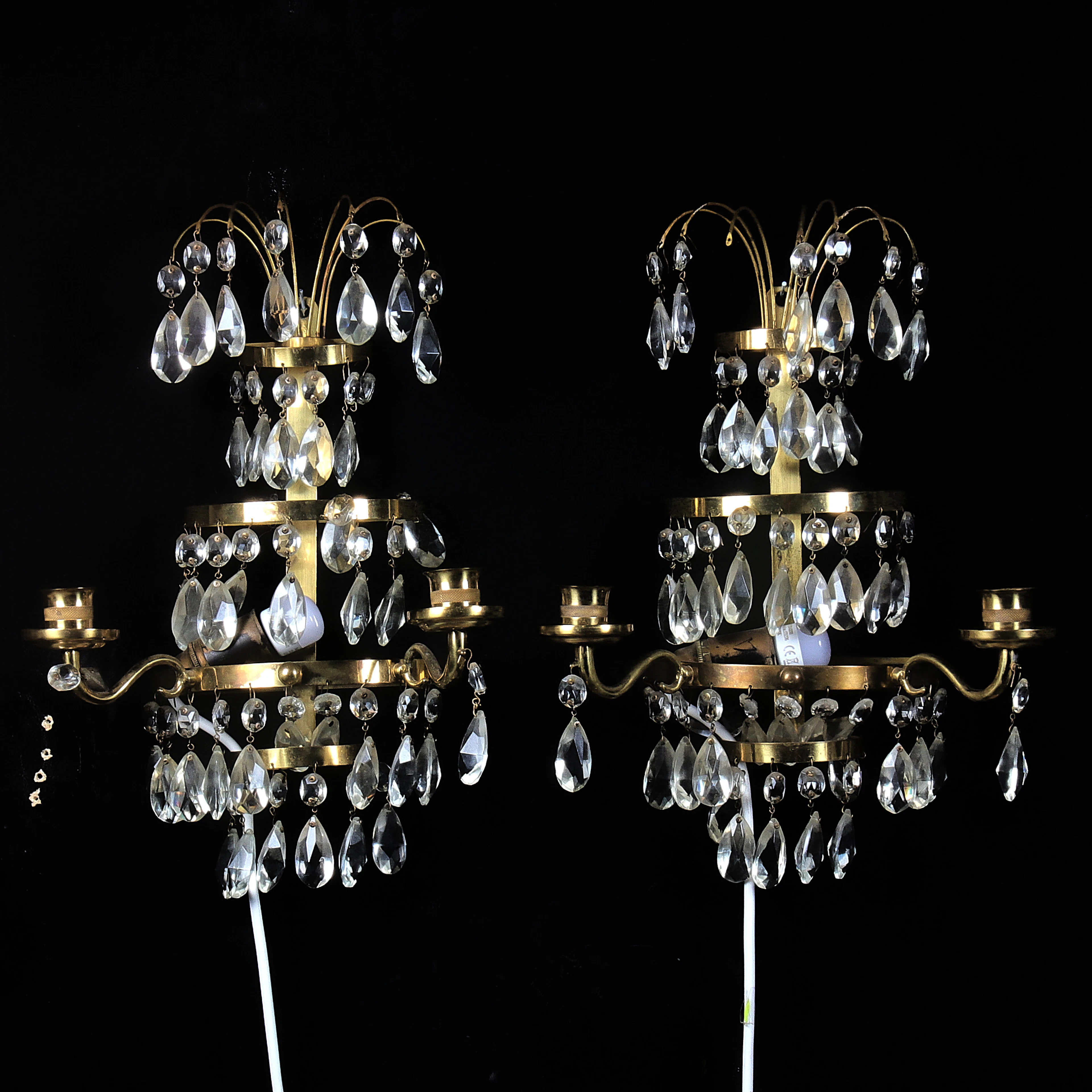 VÄGGLAMPETTER, ett par, mässing, prismor, 1900-tal.