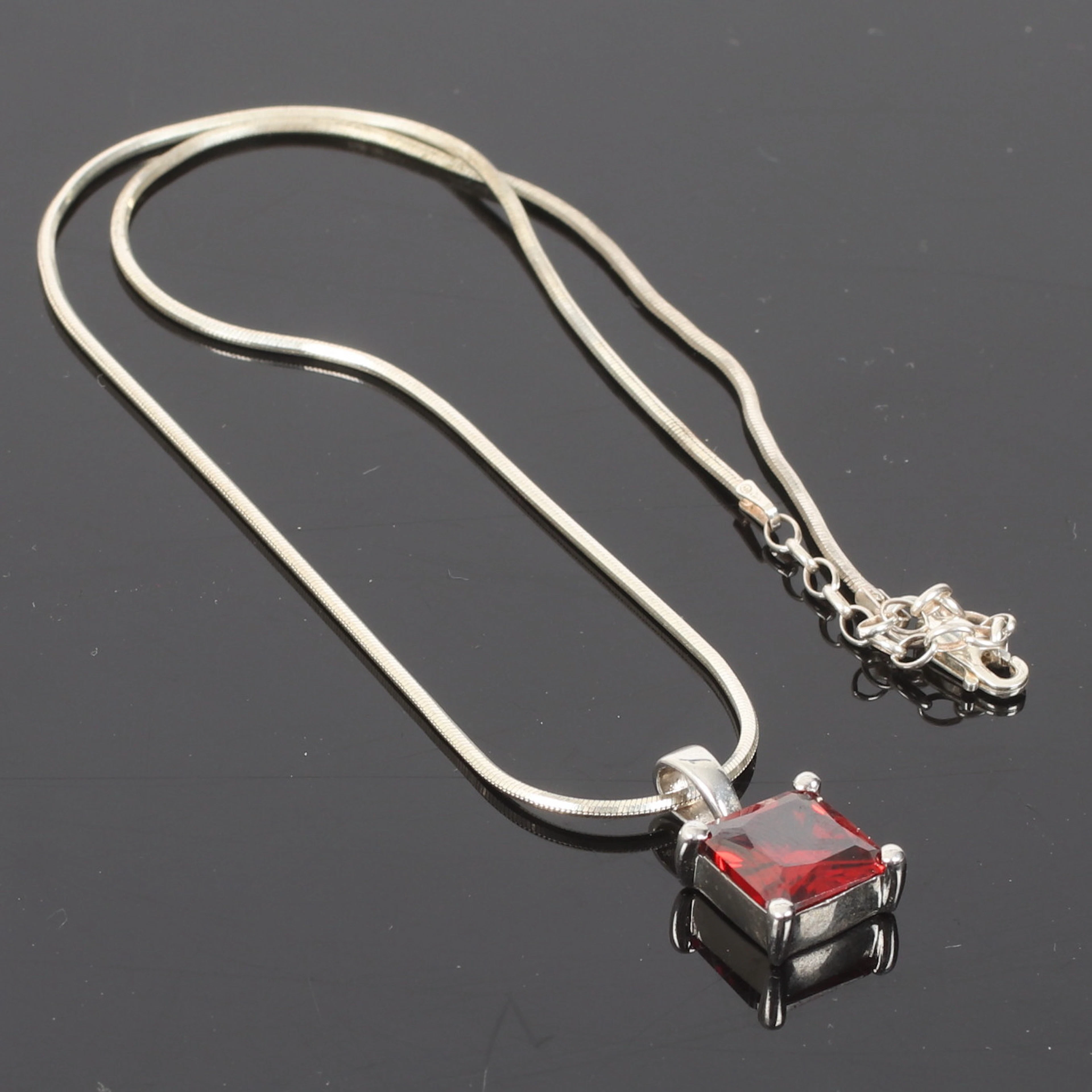 HÄNGE och KEDJA, silver, med röd sten, 19/2000-tal.