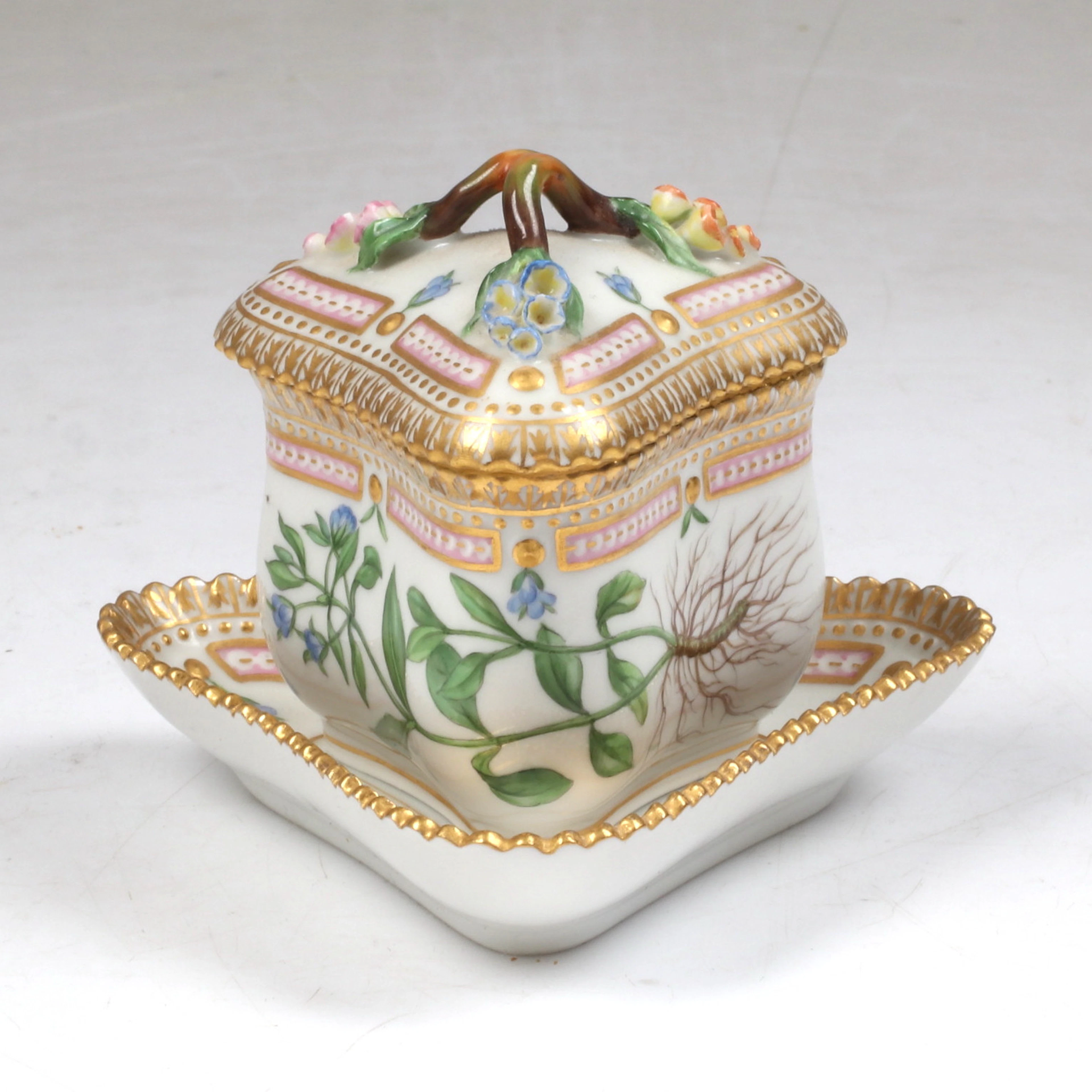 CRÈMEKOPP med lock och fat, porslin, "Flora Danica", Royal Copenhagen, Danmark.