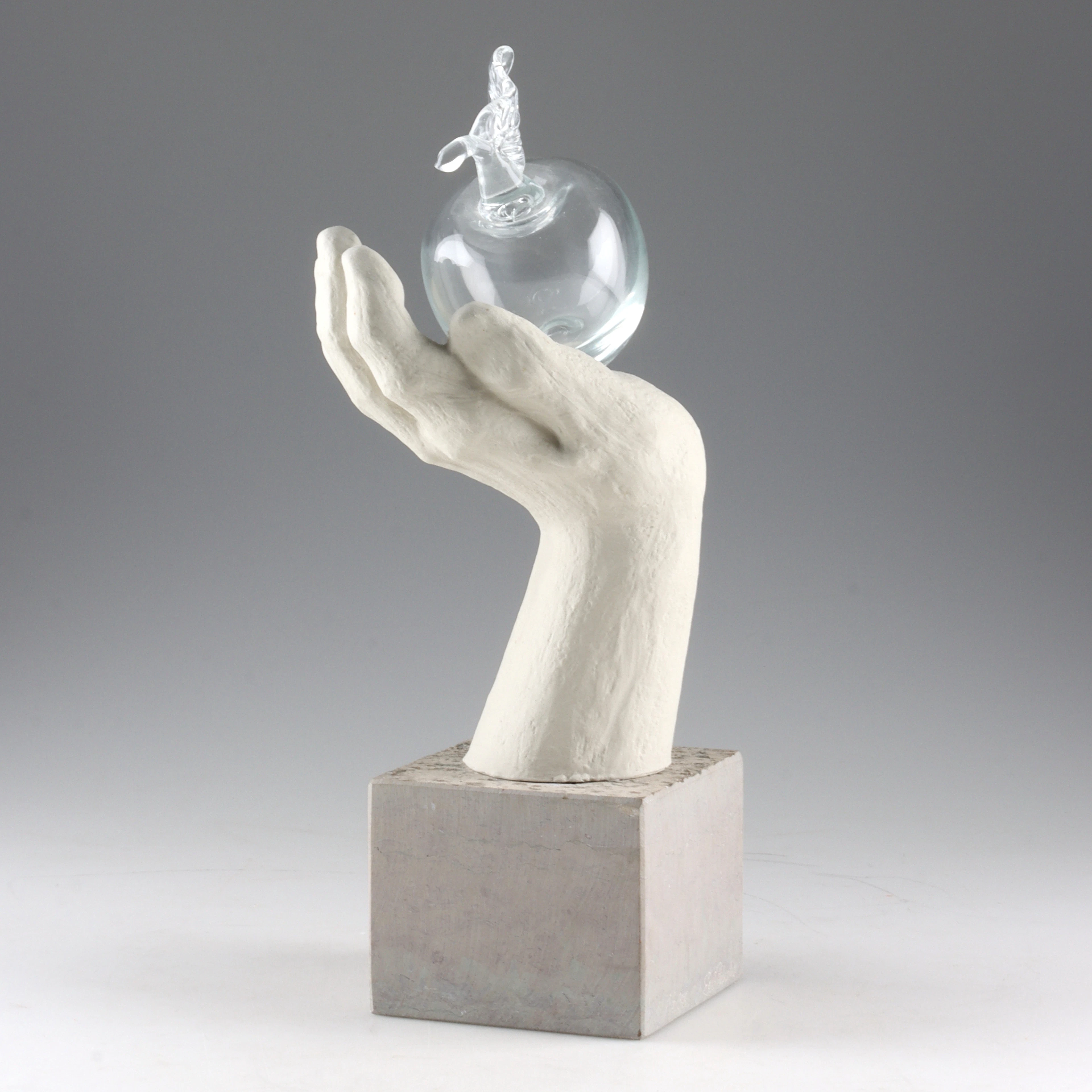 EVA & OLOF PARADIS. Skulptur, "Handen & Äpplet", Paradisverkstan