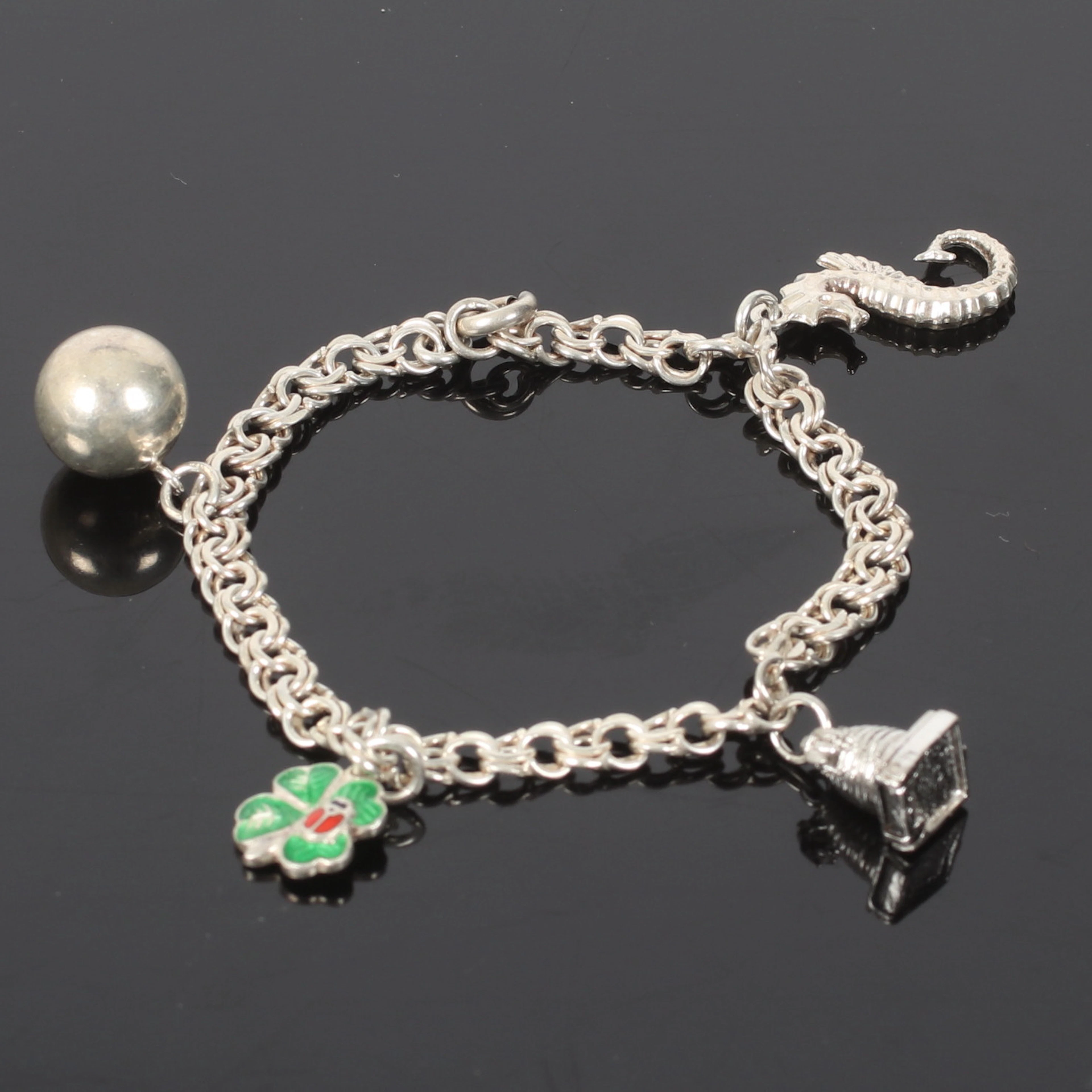 (22510-224) ARMBAND, silver, bismarcklänk med berlocker. 1900-talets