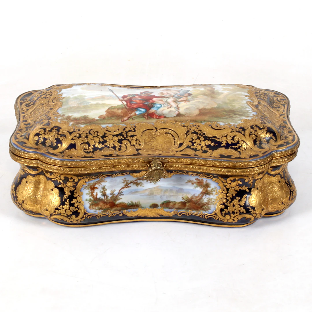 SKRIN, porslin, Louis XV-stil. Sevresliknande märkning, Frankrike. 1800-tal.