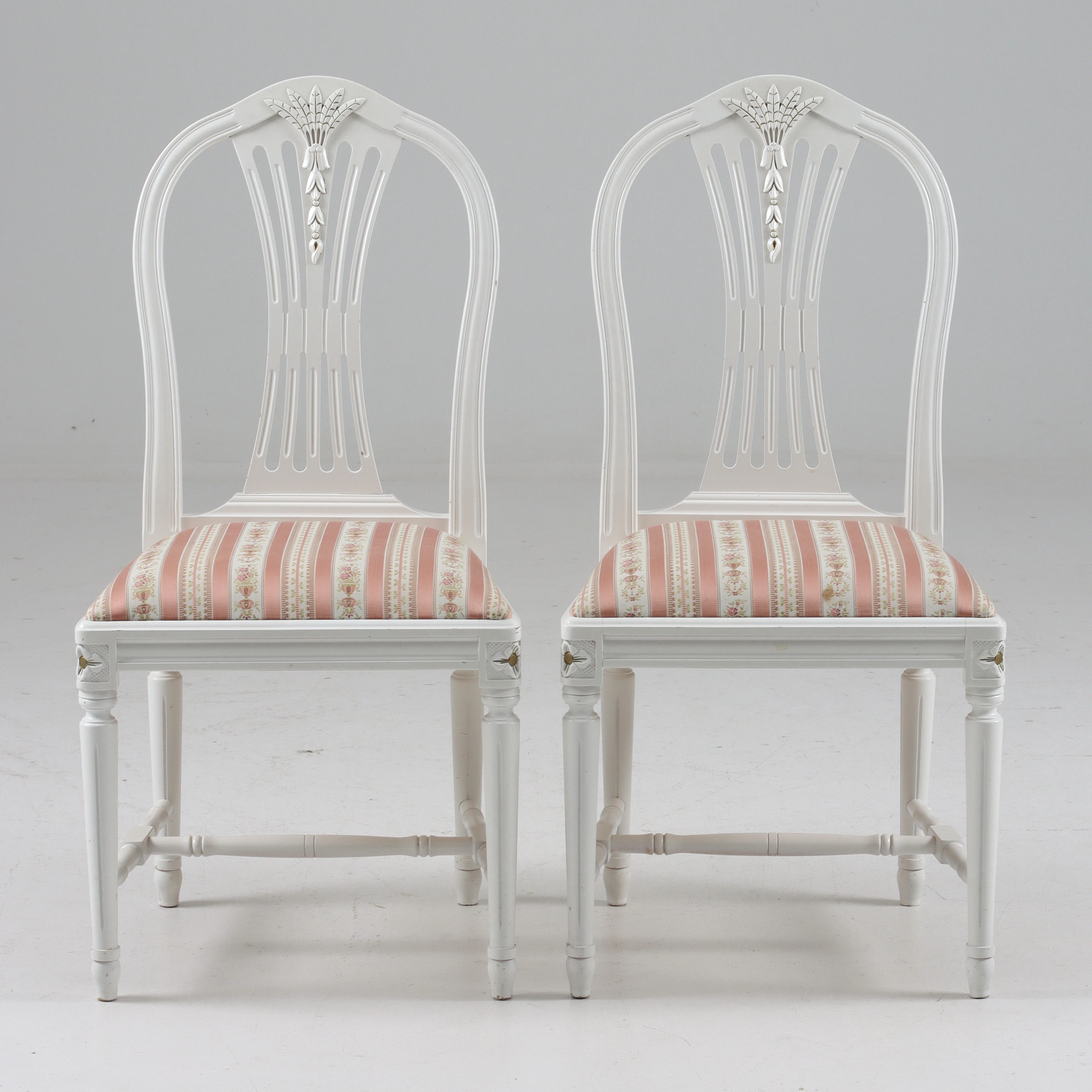 STOLAR. ett par, "Axet", Gustaviansk stil. 1900-talets andra hälft.