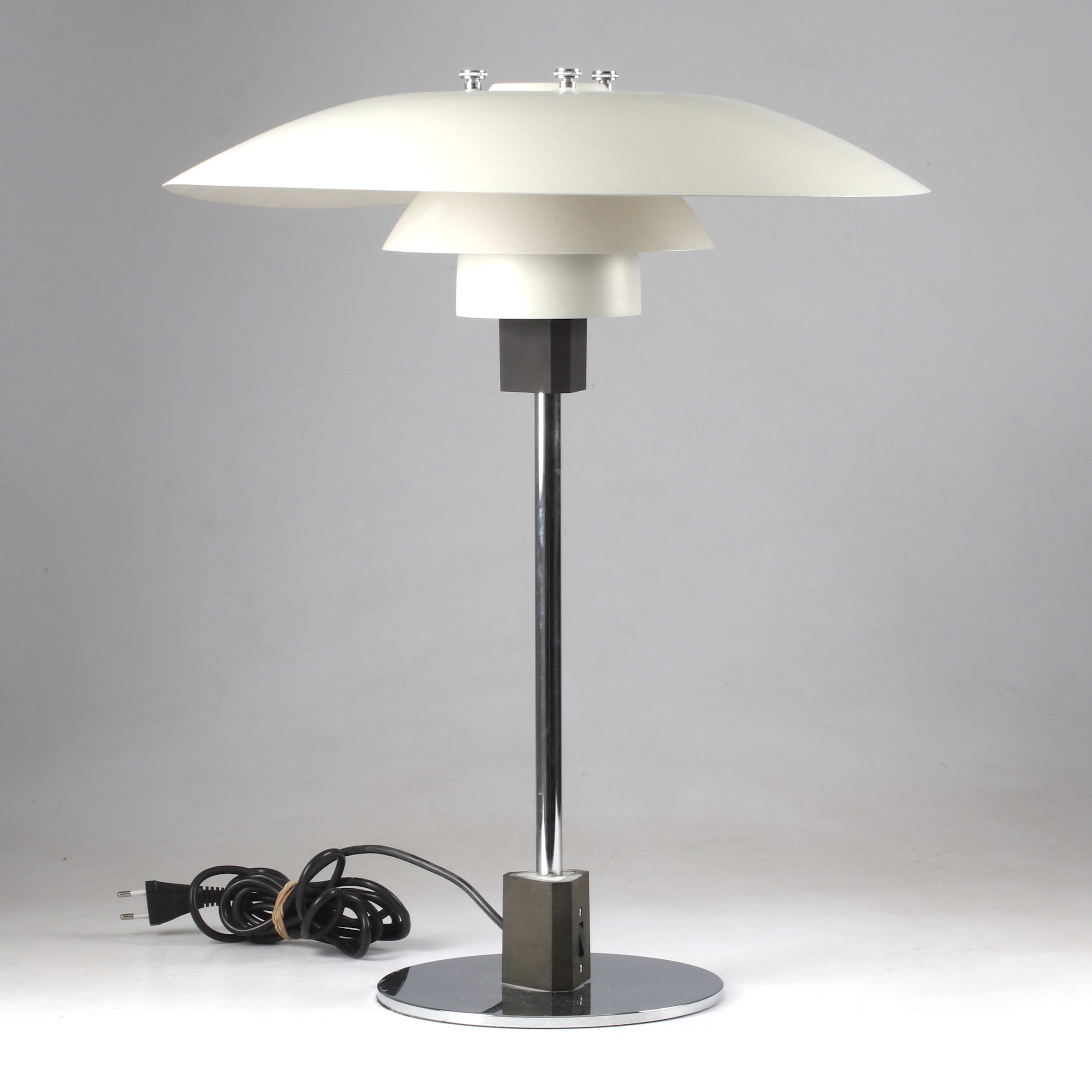 POUL HENNINGSEN. Bordslampa, PH-lampa, modell 127094, Louis Poulsen, Danmark.