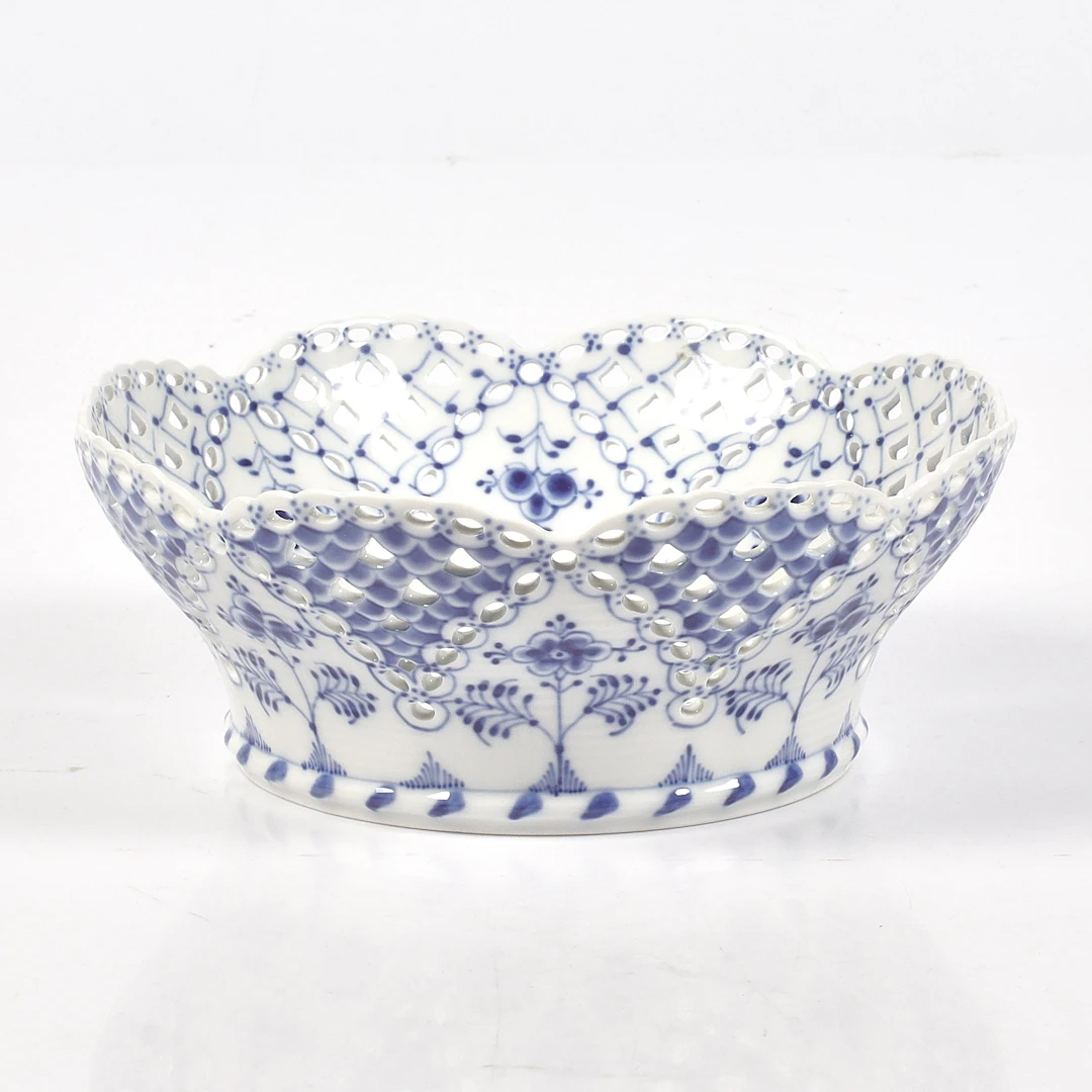 GALLERSKÅL, porslin, helblond, nr 1061, "Musselmalet", Royal Copenhagen.