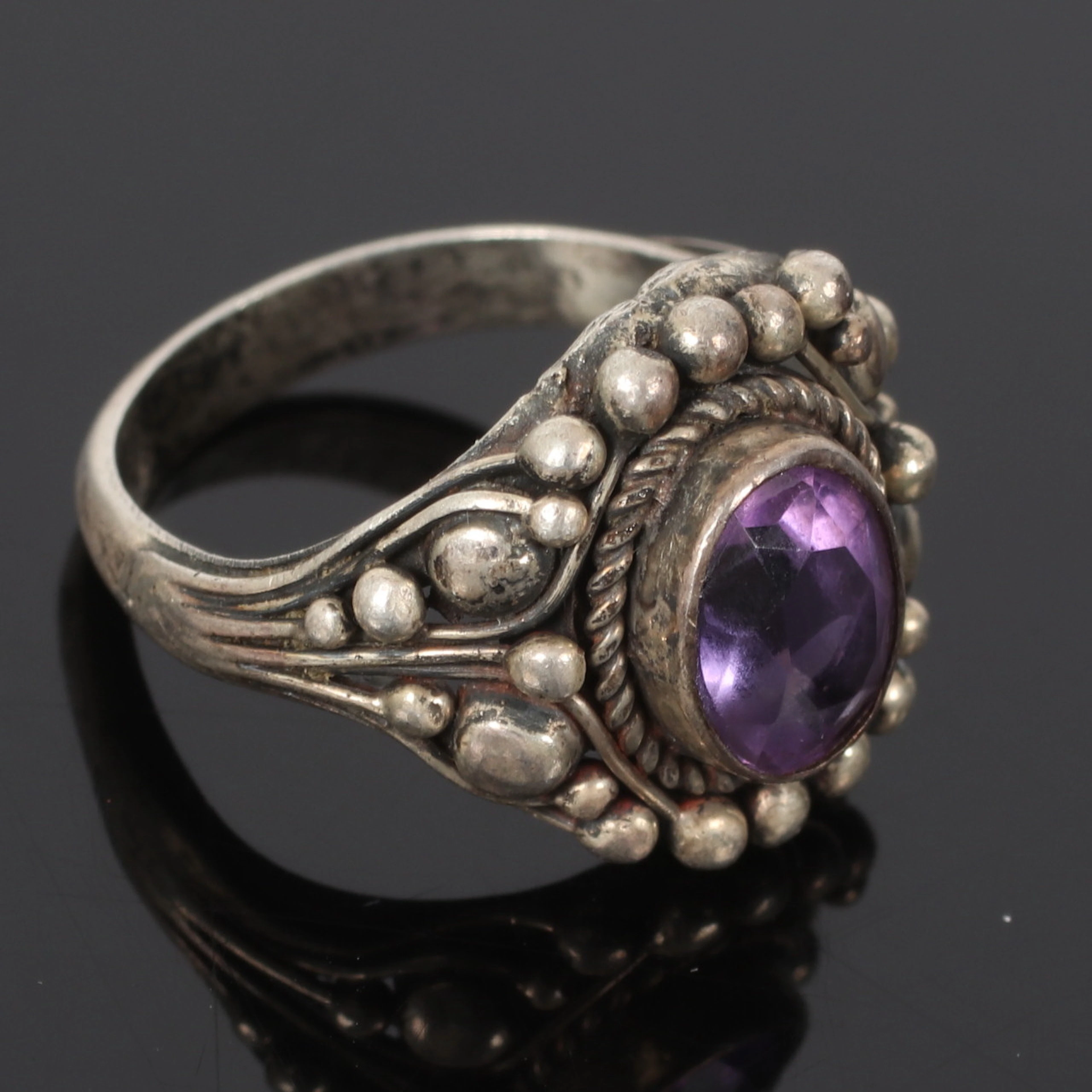 (2510-237) RING, silver, med lila sten. 1900-tal.